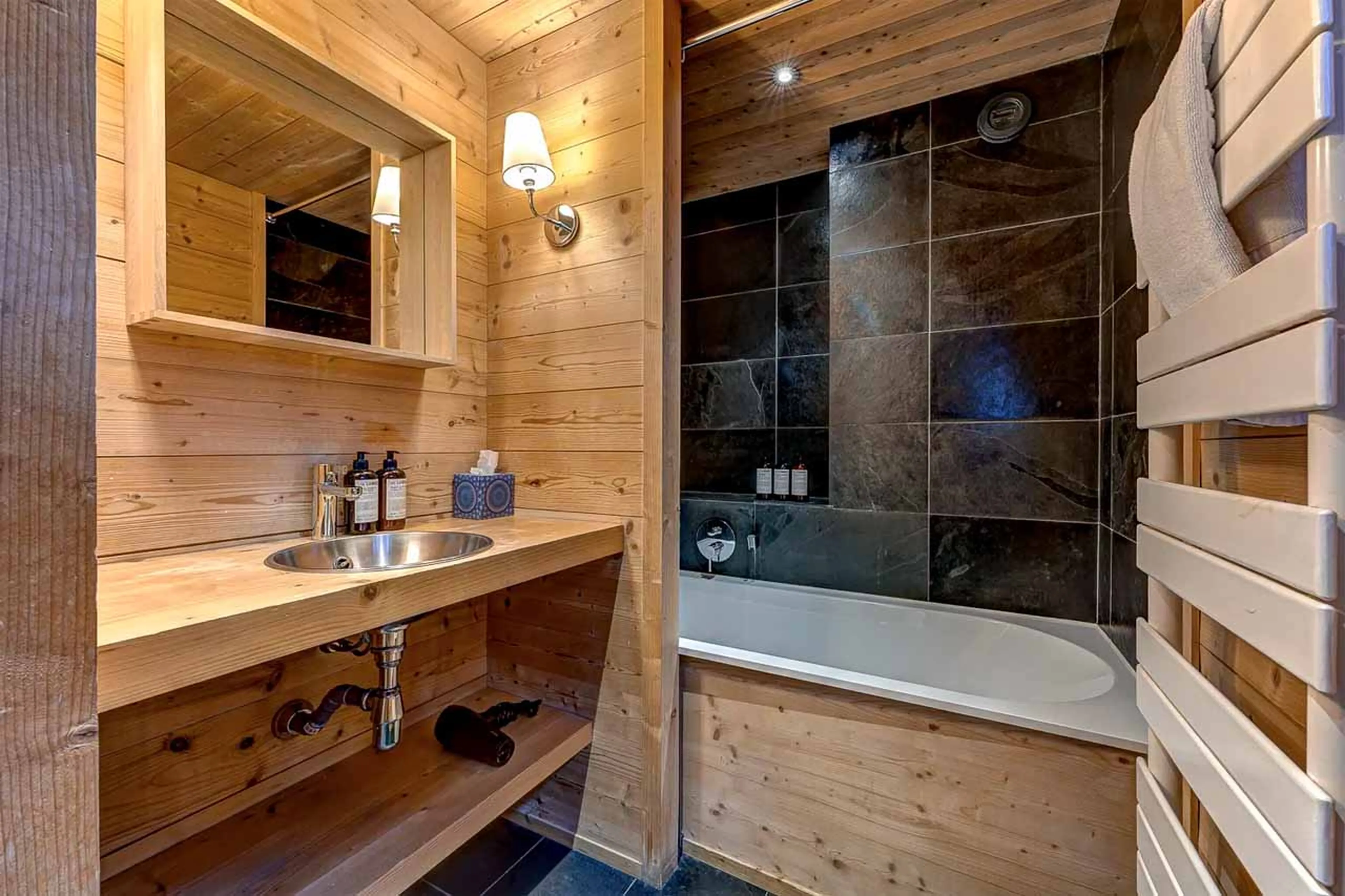 En-suite bathroom at Chalet La Chouette in Meribel