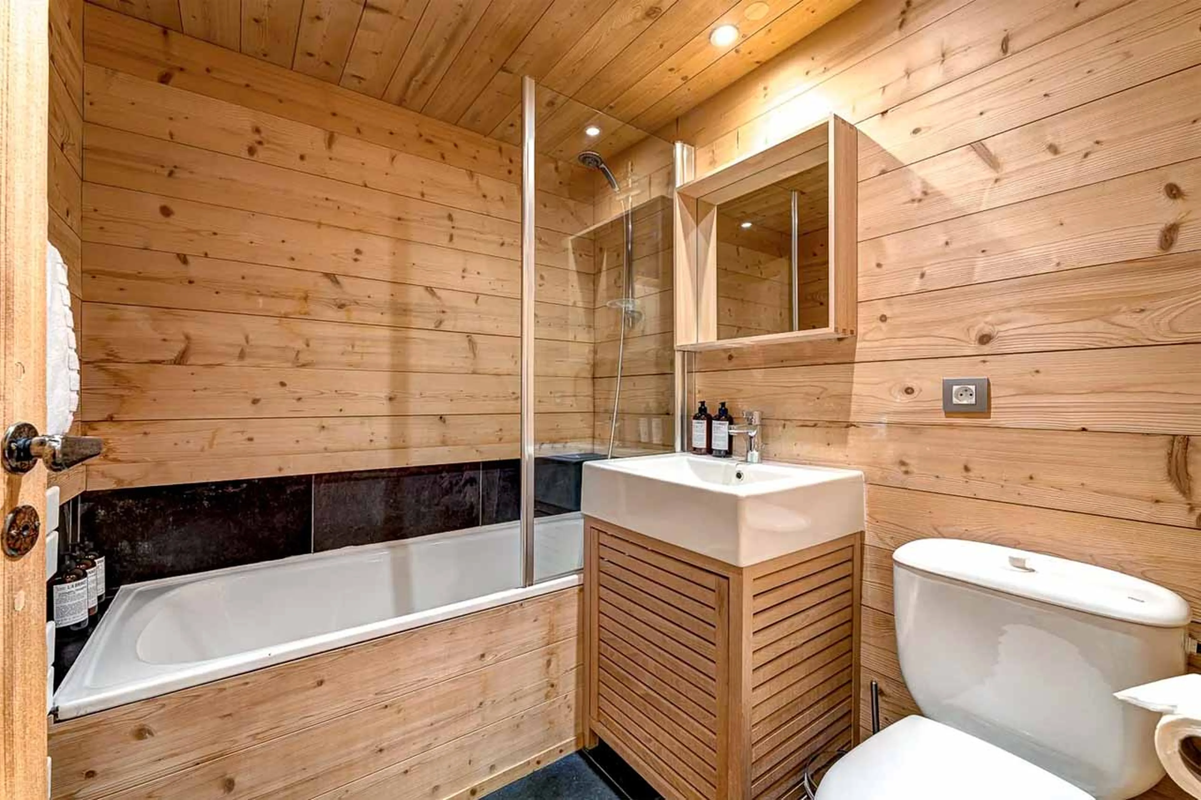 Bathroom five at Chalet La Chouette in Meribel