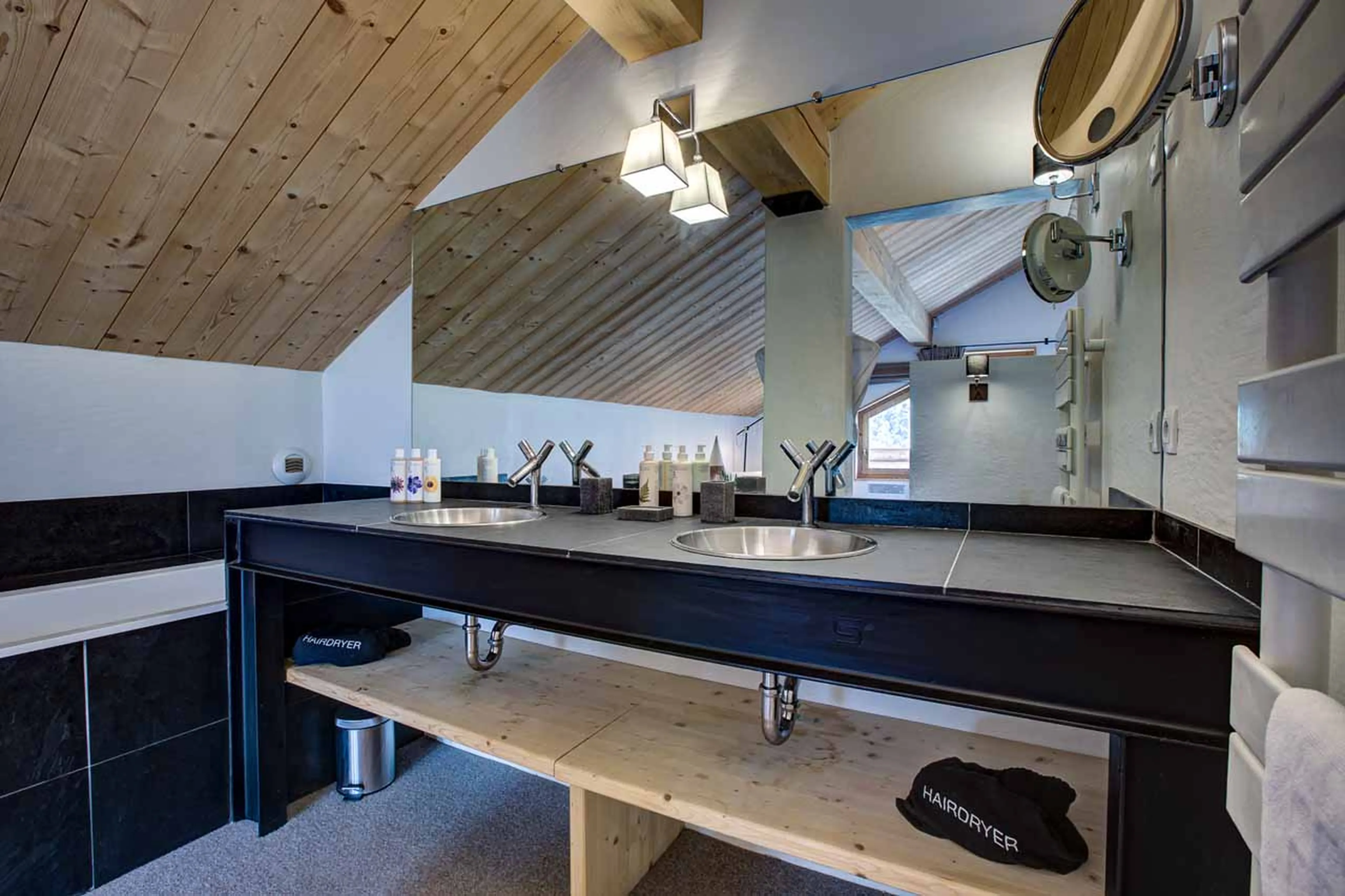 Double sink and bathtub at Chalet La Chouette in Meribel