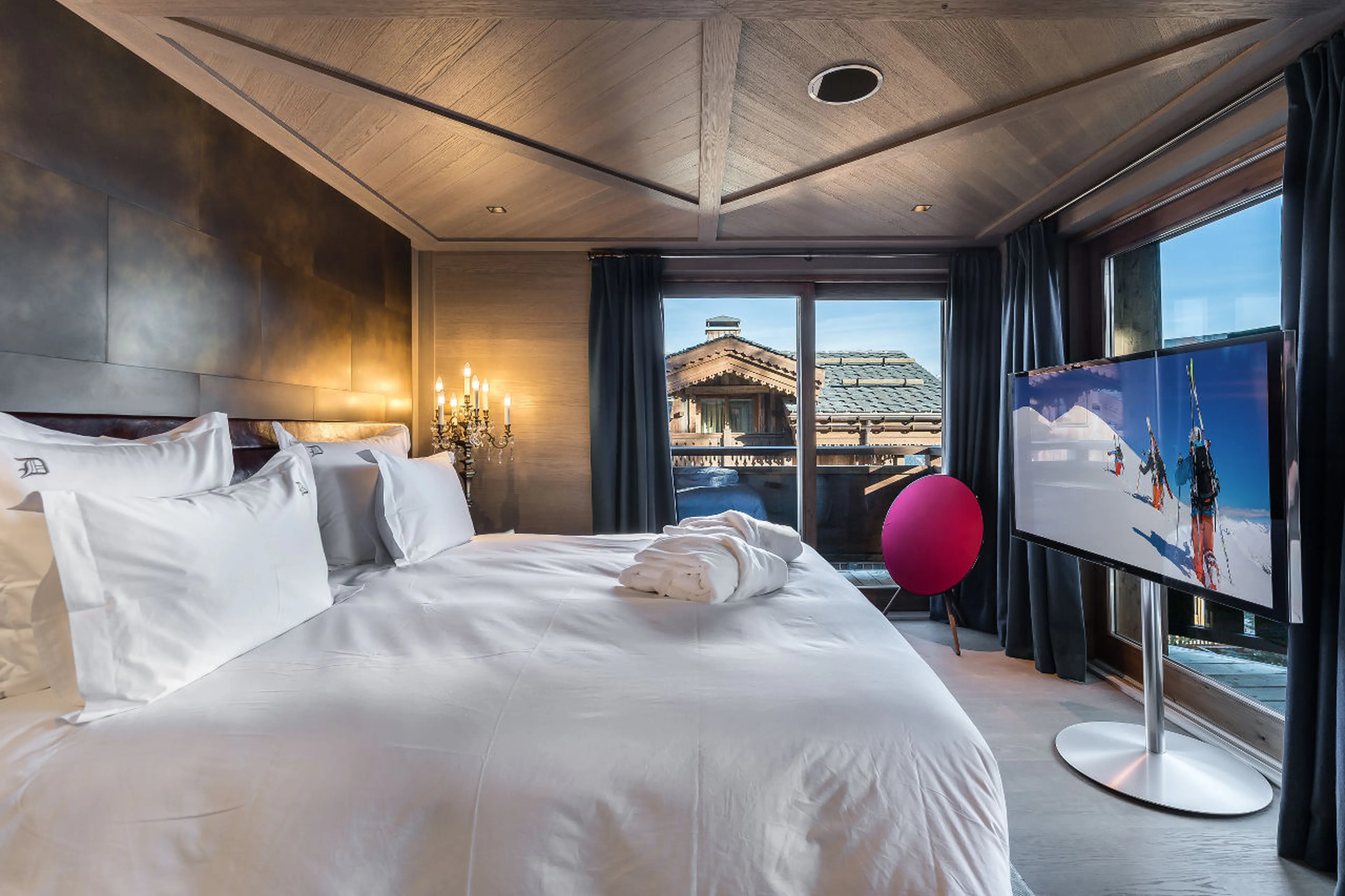 Double master bedroom with en suite bathroom in La Datcha in Courchevel 1850