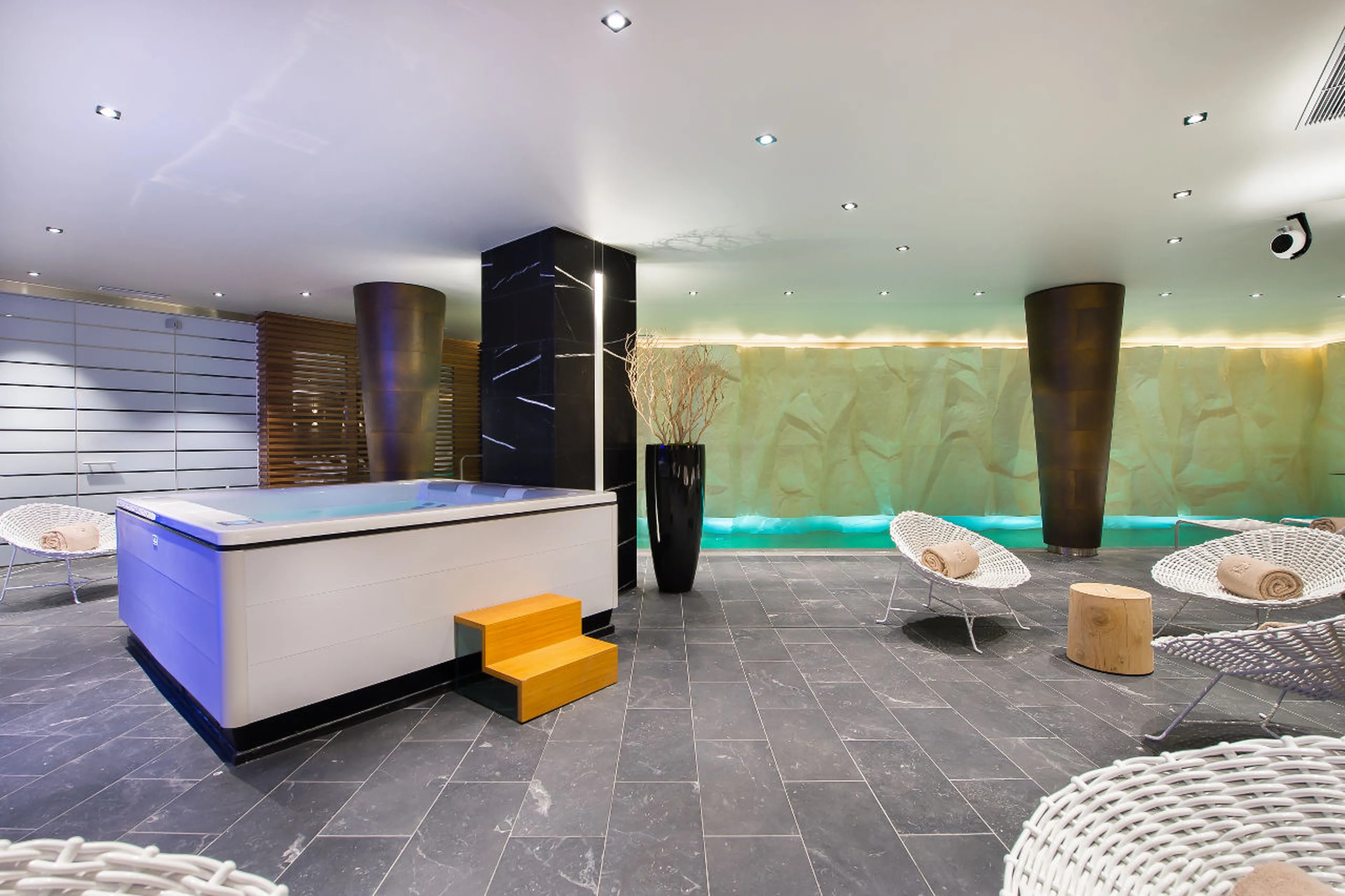 Wellness area with pool and Jacuzzi in La Datcha in Courchevel 1850