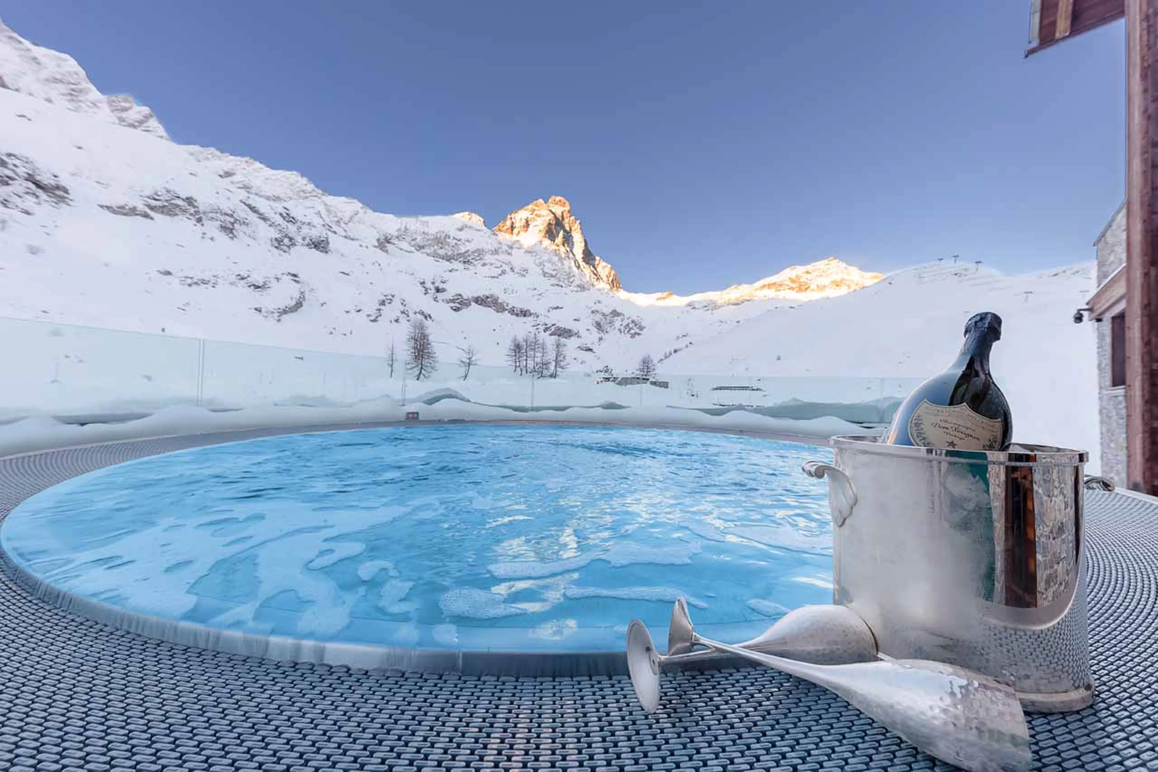 Outdoor Jacuzzi at Chalet La Fenice in Breuil-Cervinia