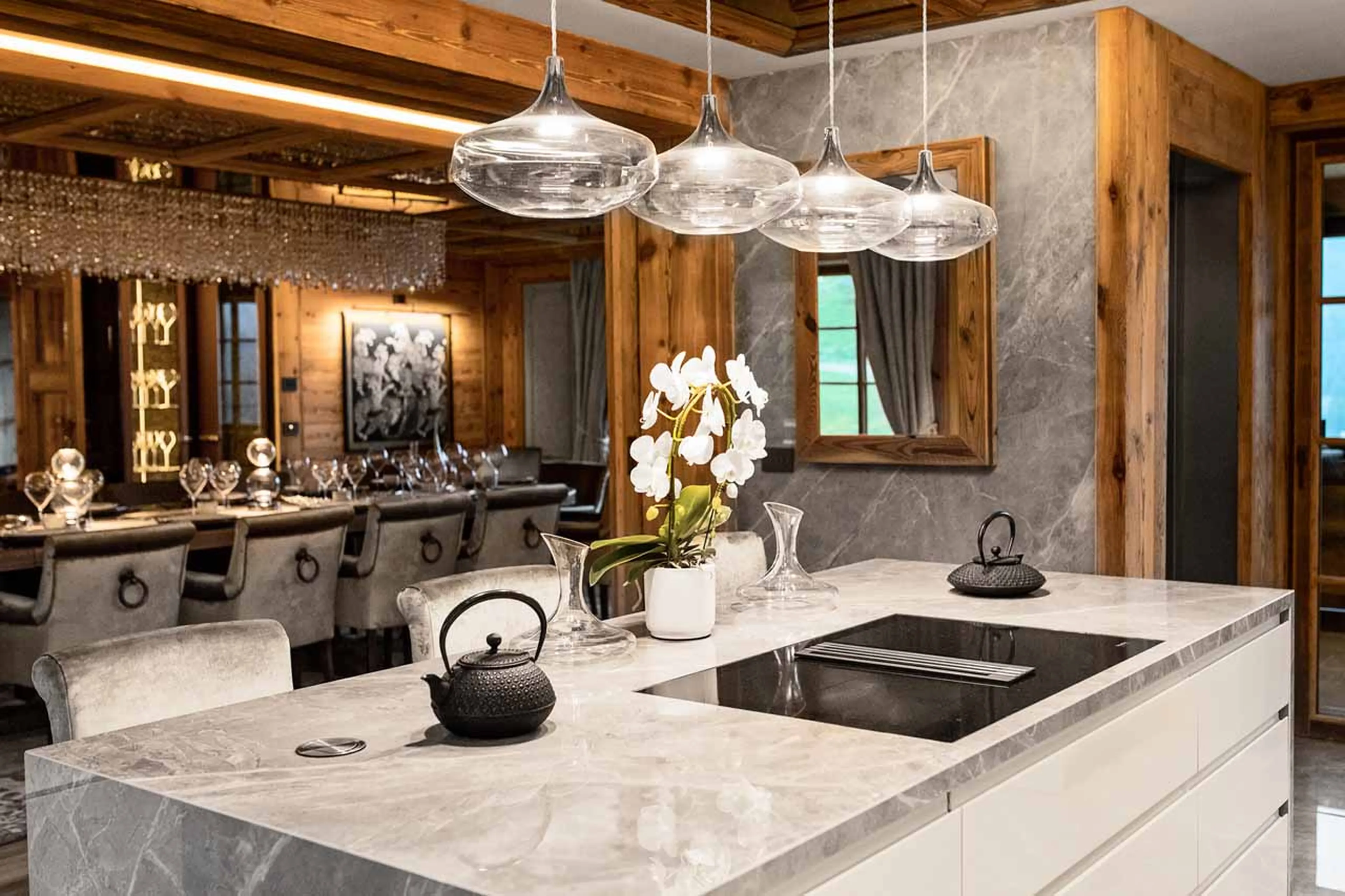 Show kitchen with bar seating at Chalet La Fenice in Breuil-Cervinia