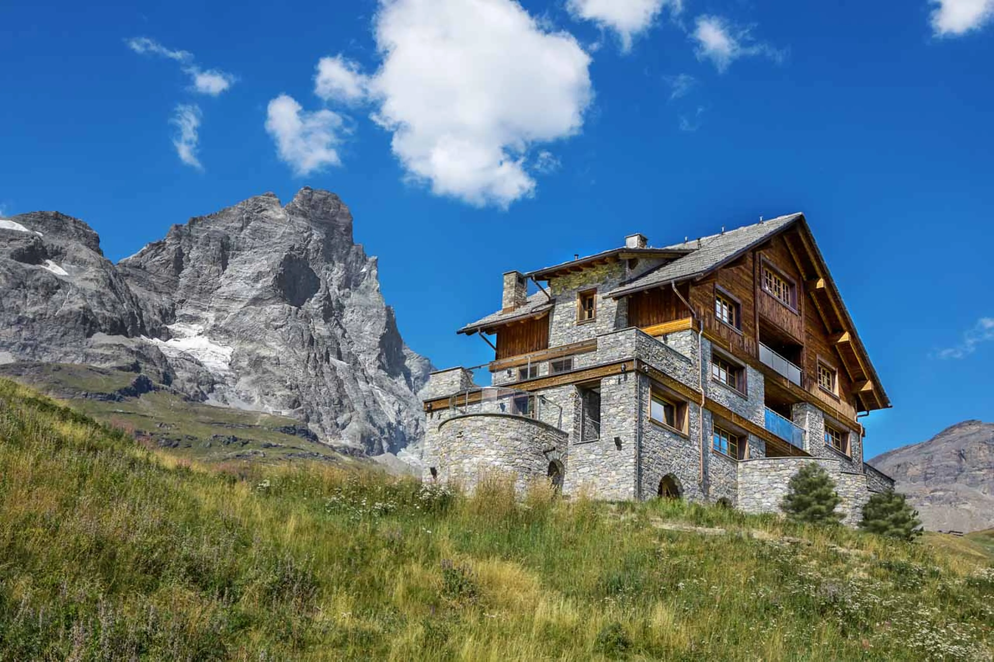 Chalet La Fenice in Breuil-Cervinia exterior in summer