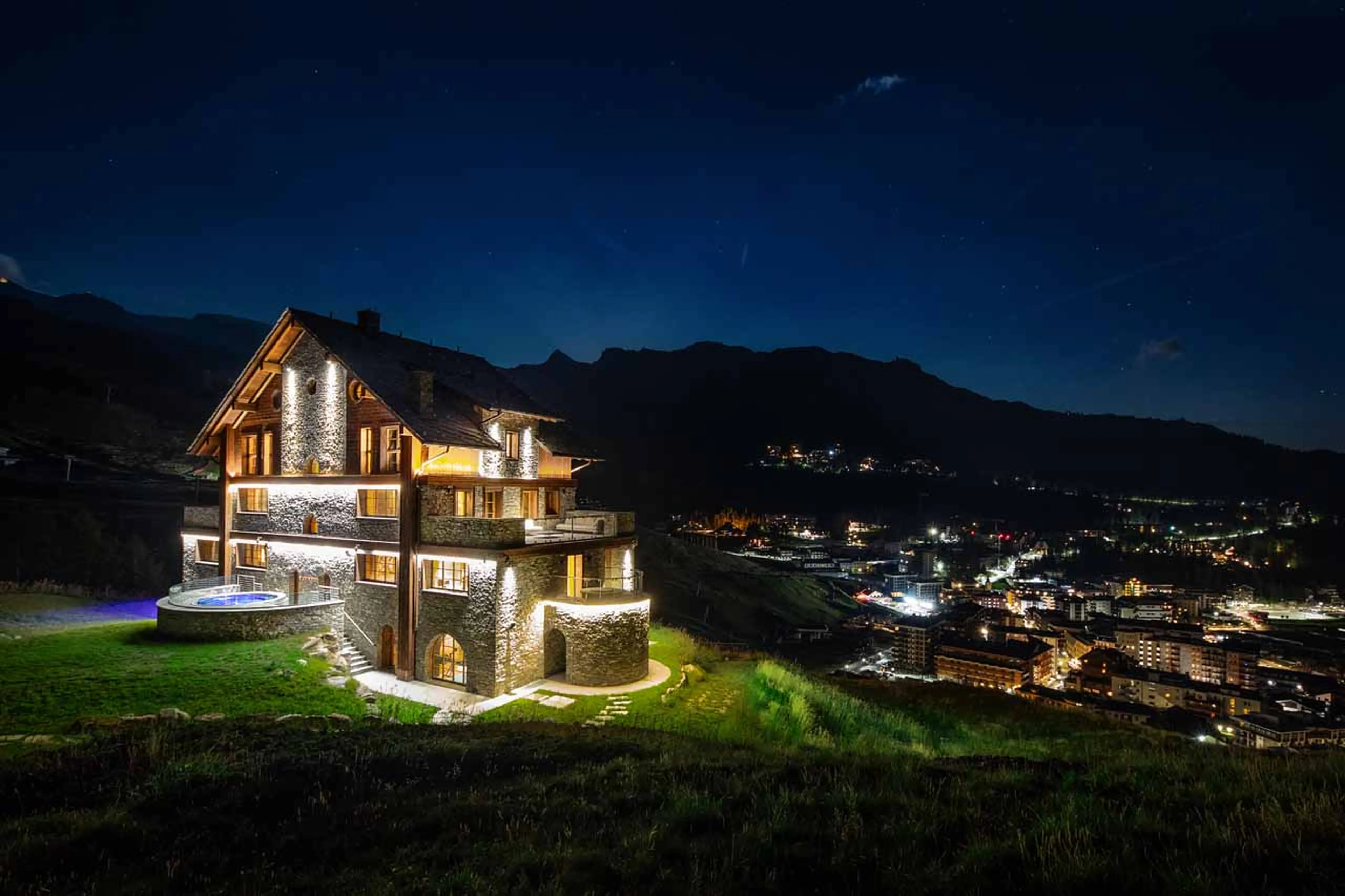 Chalet La Fenice in Breuil-Cervinia at night