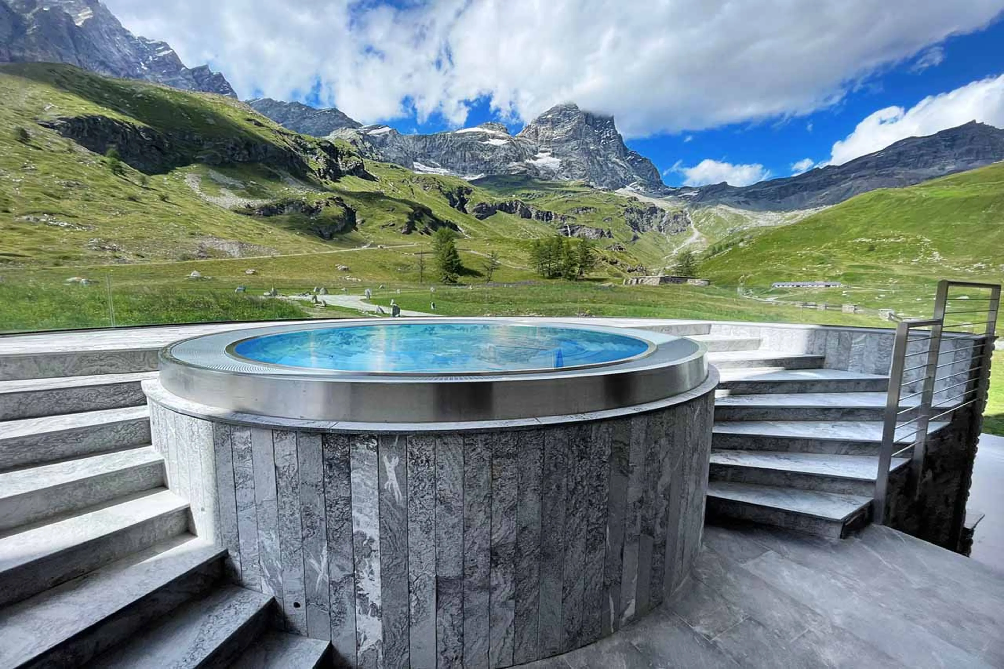 Open-air steel Jacuzzi at Chalet La Fenice in Breuil-Cervinia