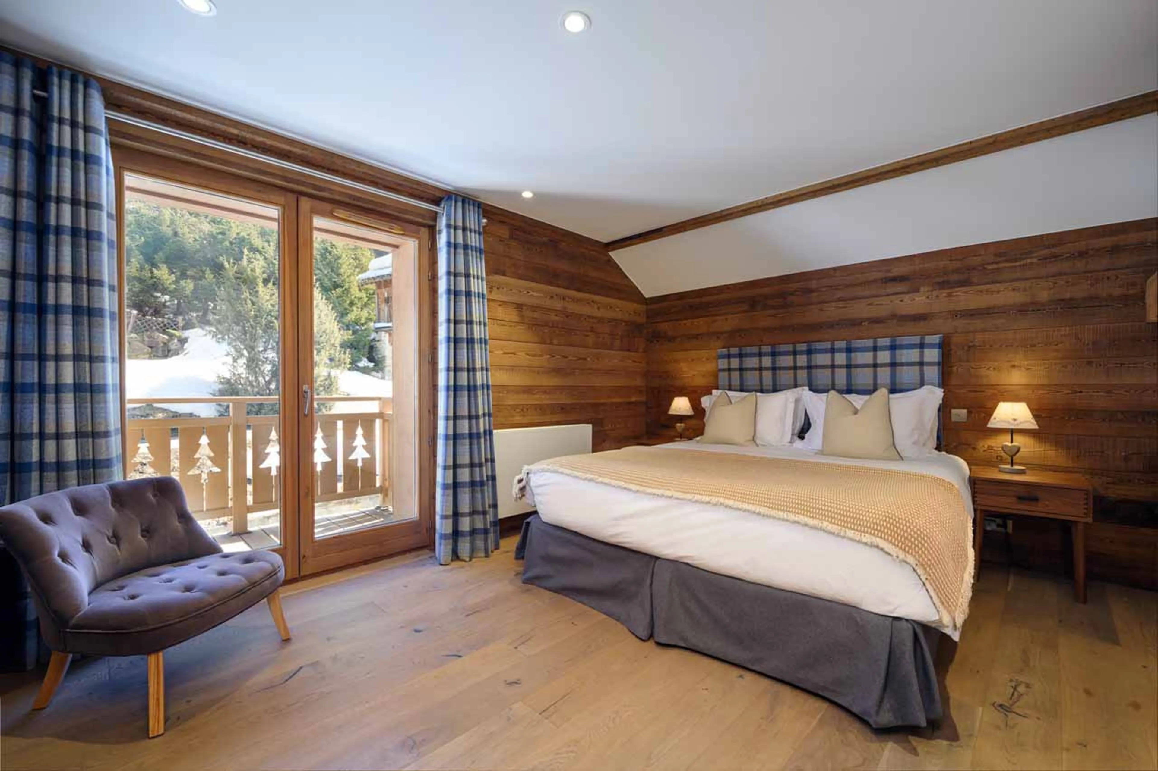 Double/twin bedroom with balcony access in Chalet La Folie, Meribel