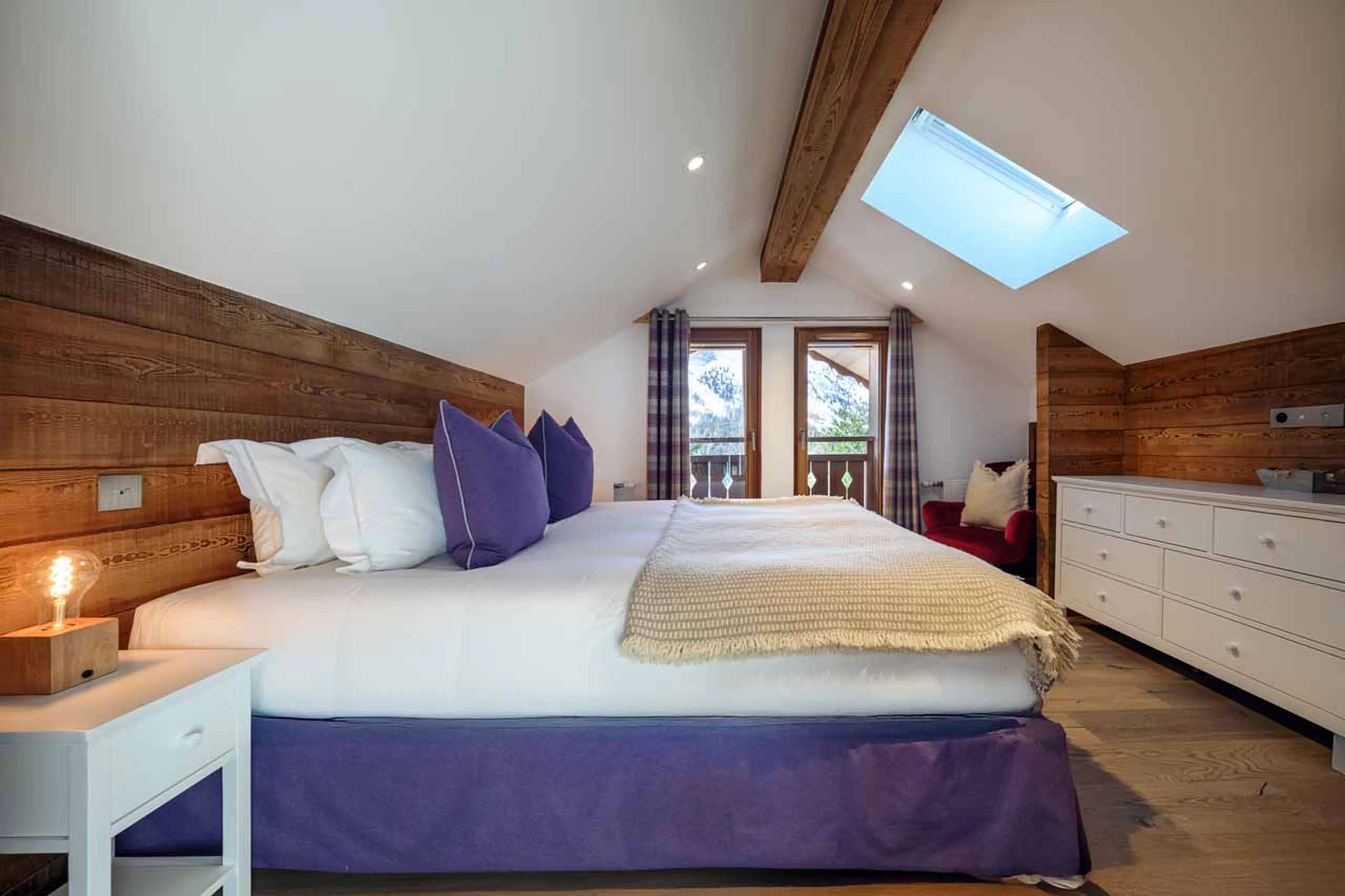 Double/twin bedroom with private bathroom & private balcony in Chalet La Folie, Meribel