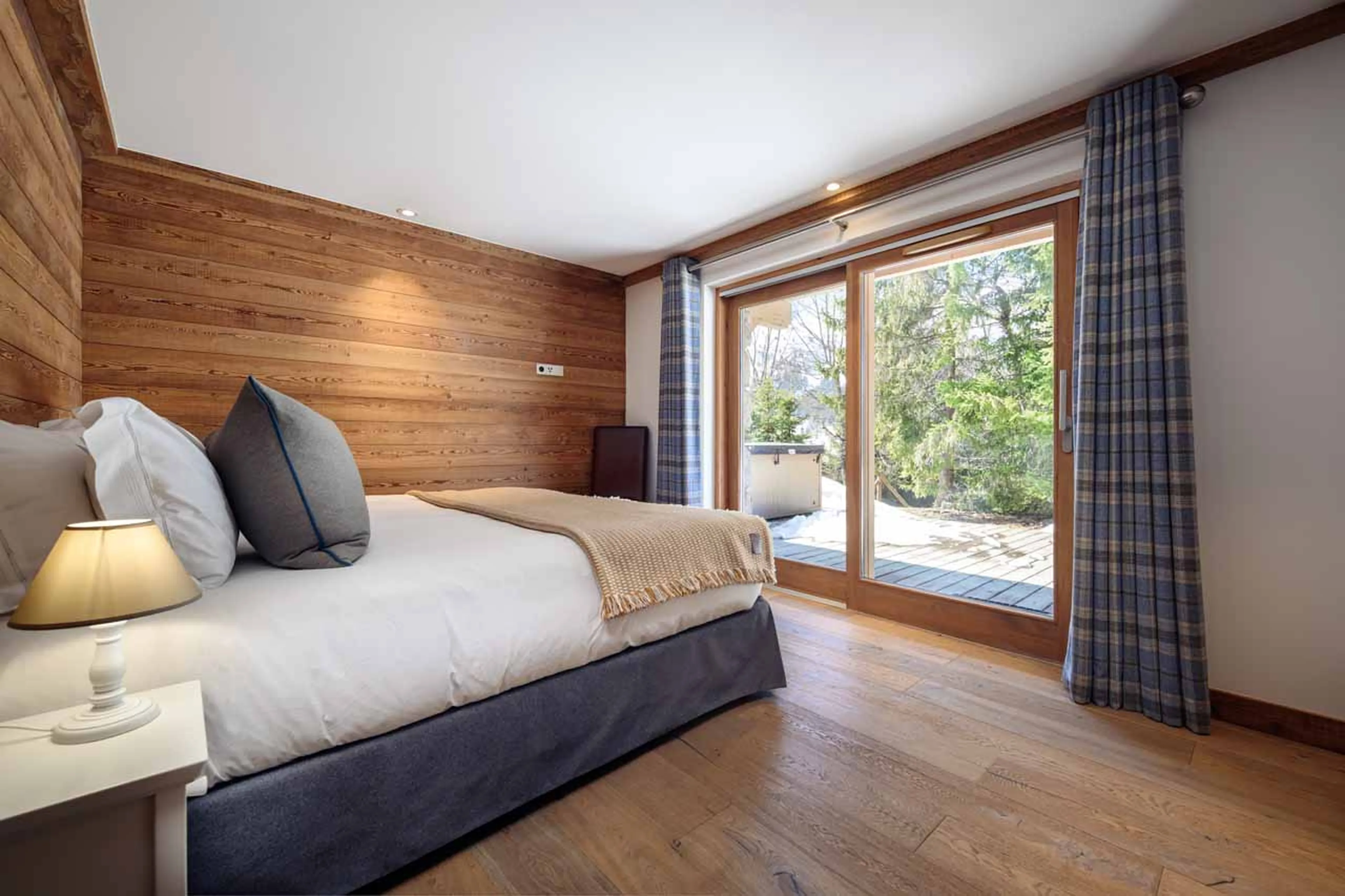 Double/twin bedroom with terrace access in Chalet La Folie, Meribel