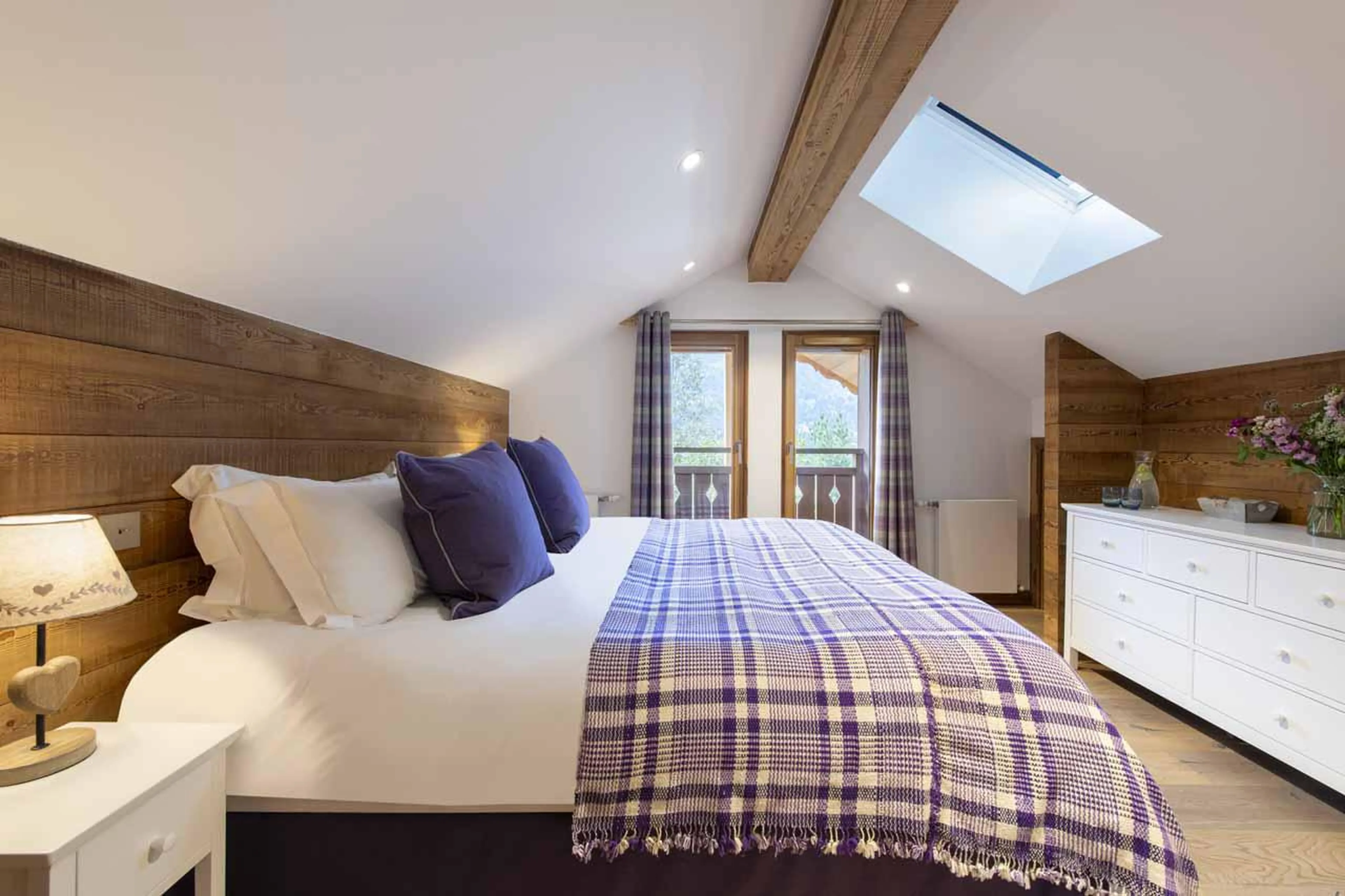 Double/twin bedroom with private bathroom & private balcony in Chalet La Folie, Meribel