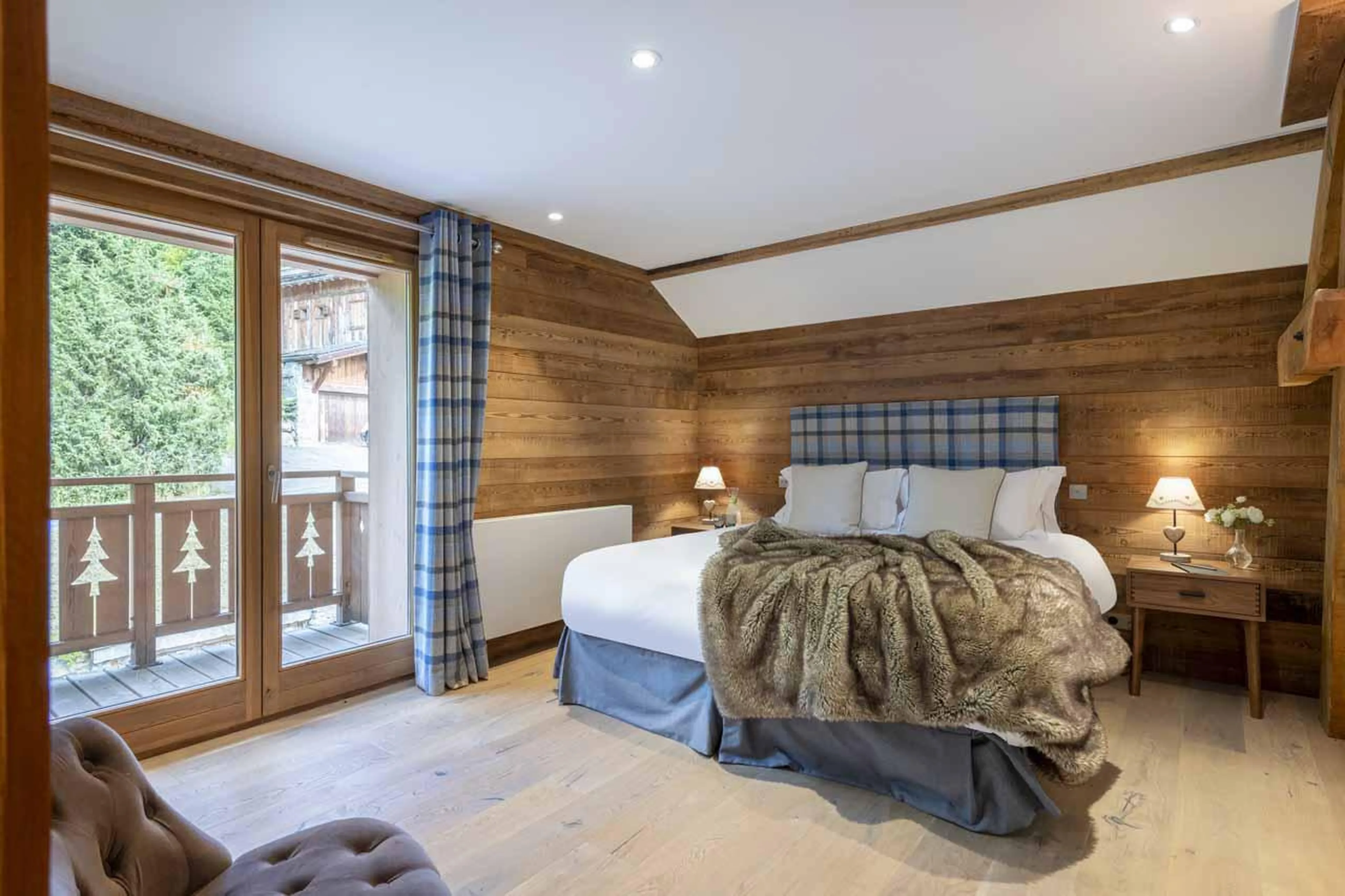 Double/twin bedroom with balcony access  in Chalet La Folie, Meribel
