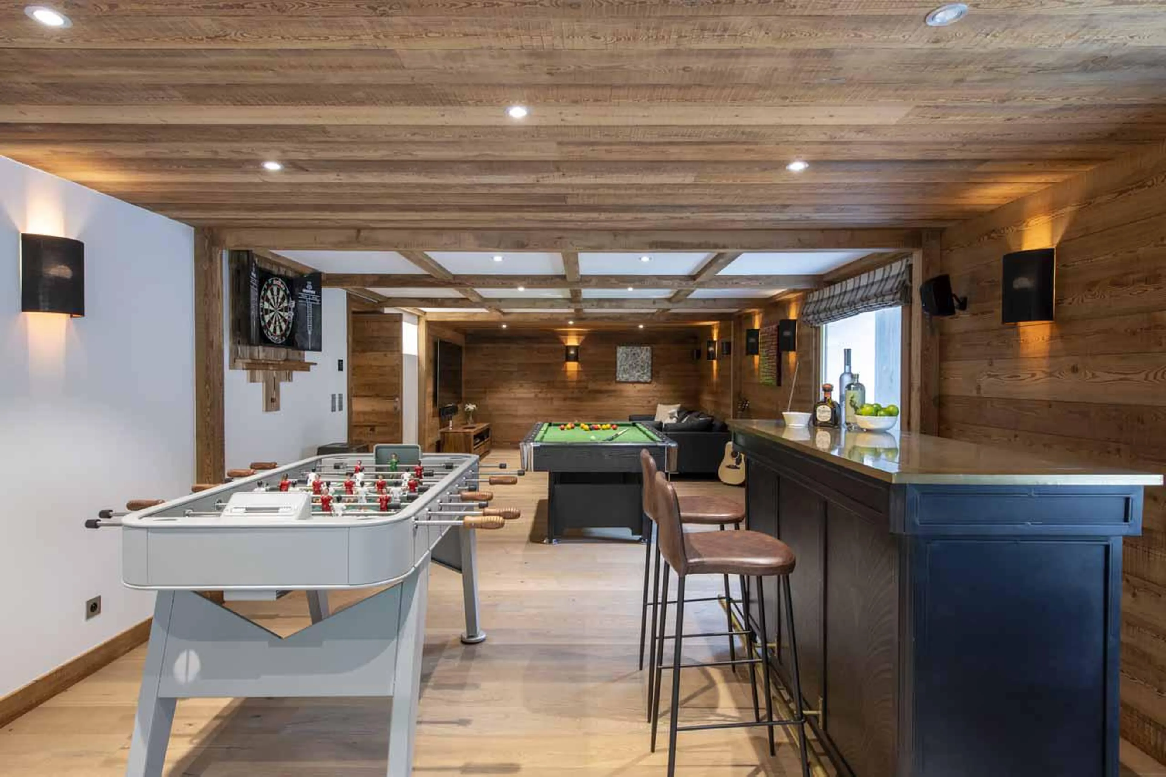 Games room with bar, foosball table and pool/snooker table in Chalet La Folie, Meribel