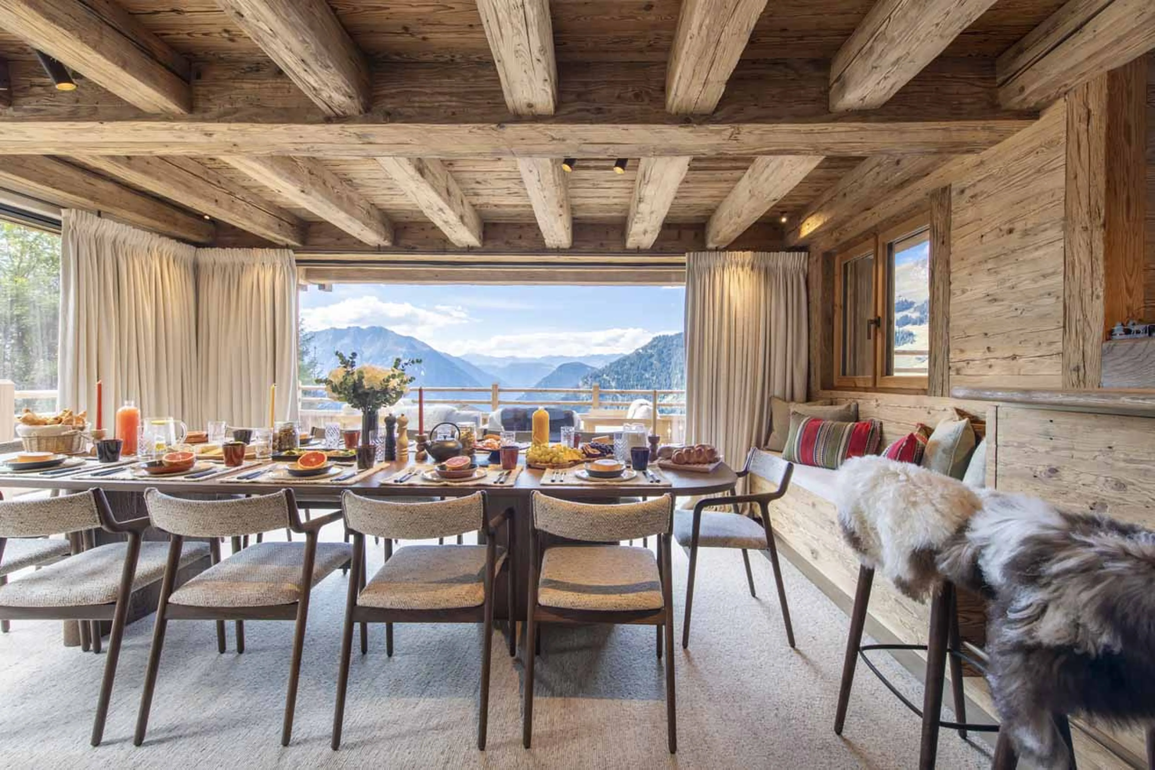 Dining area and bar in Chalet La Rochette, Verbier