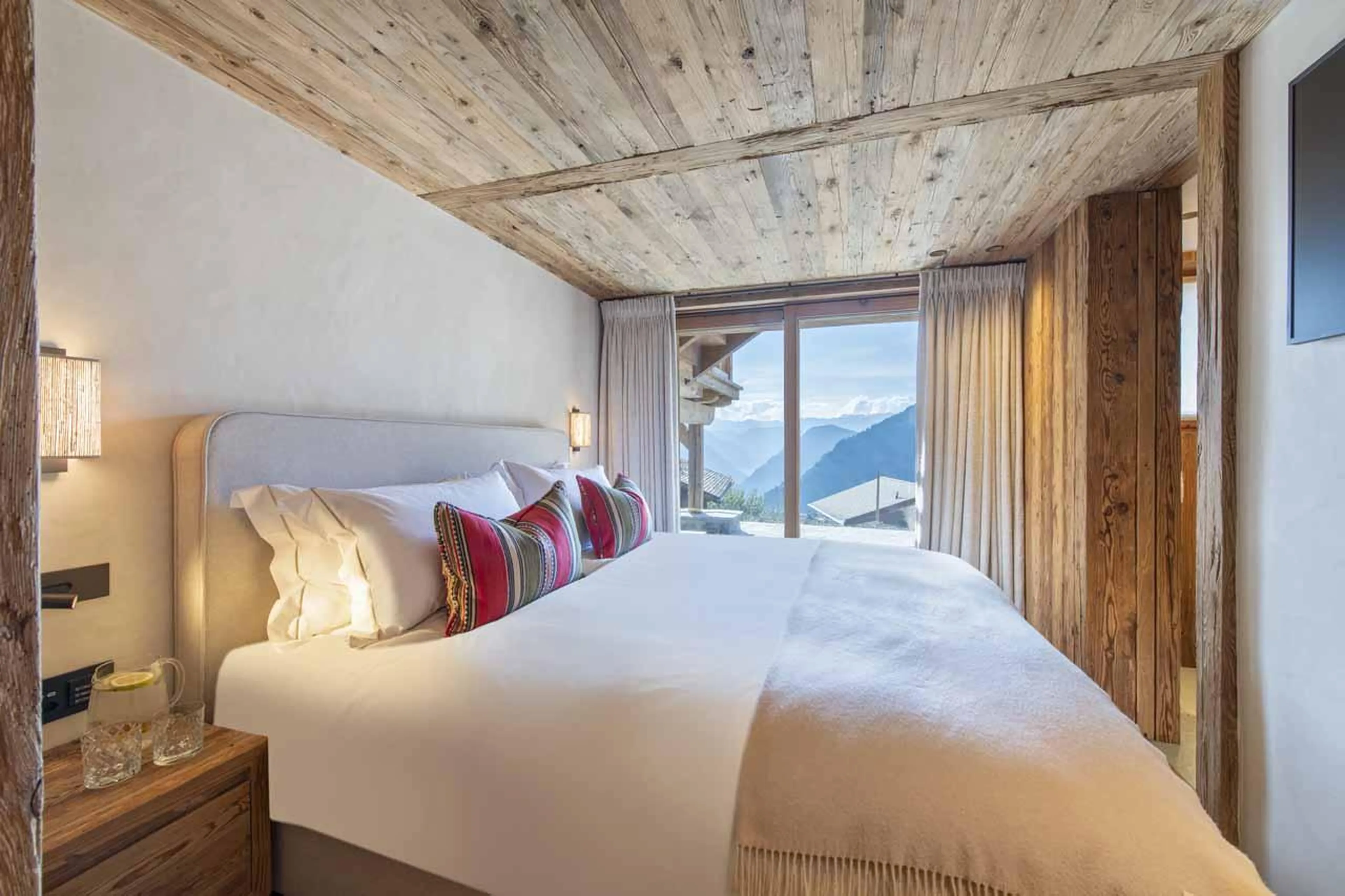 Double bedroom with TV in Chalet La Rochette, Verbier