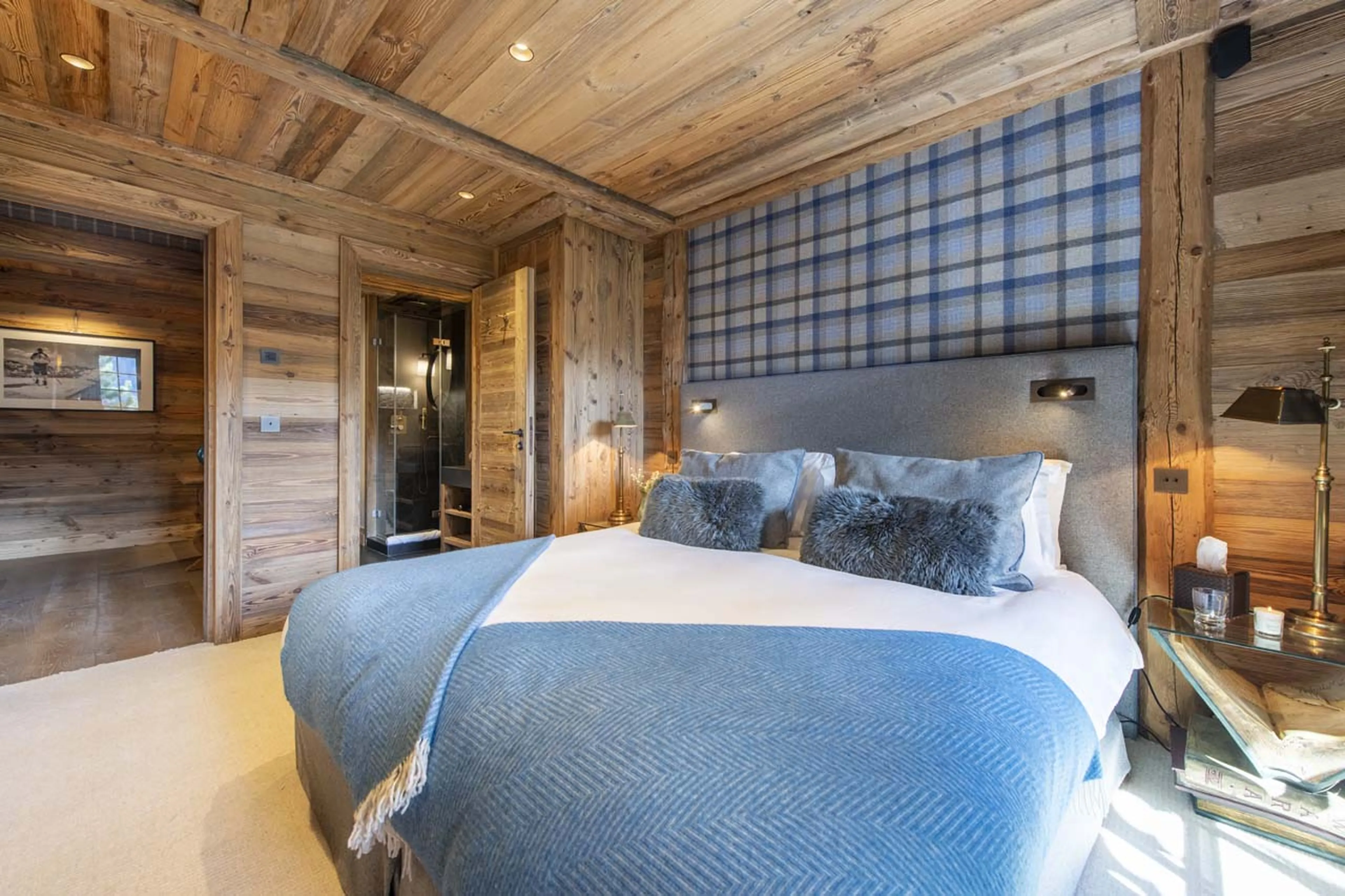 Shower room access in twin/double bedroom in Chalet La Taniere, Meribel