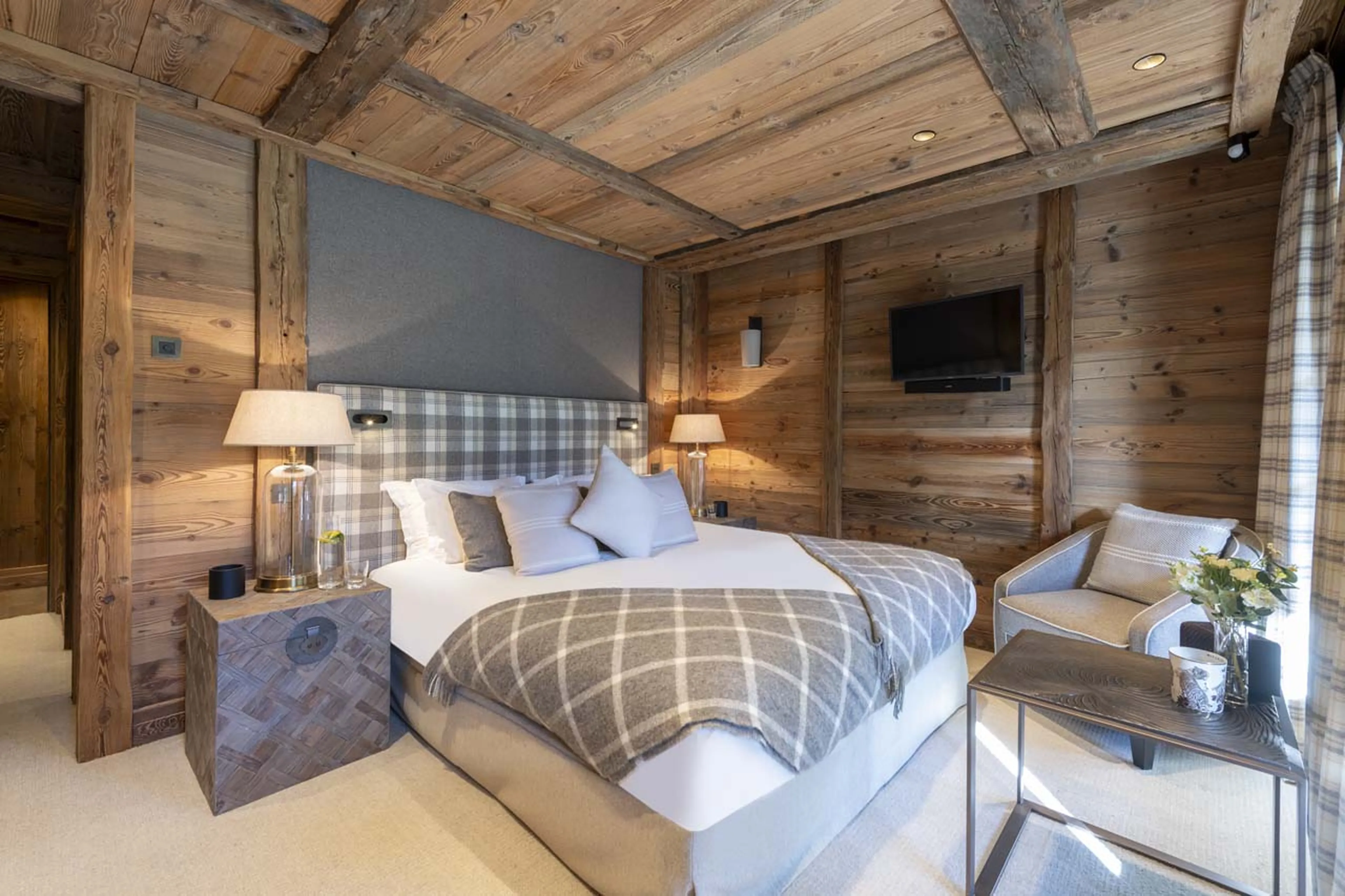 Double bedroom with terrace access and en-suite shower room in Chalet La Taniere, Meribel