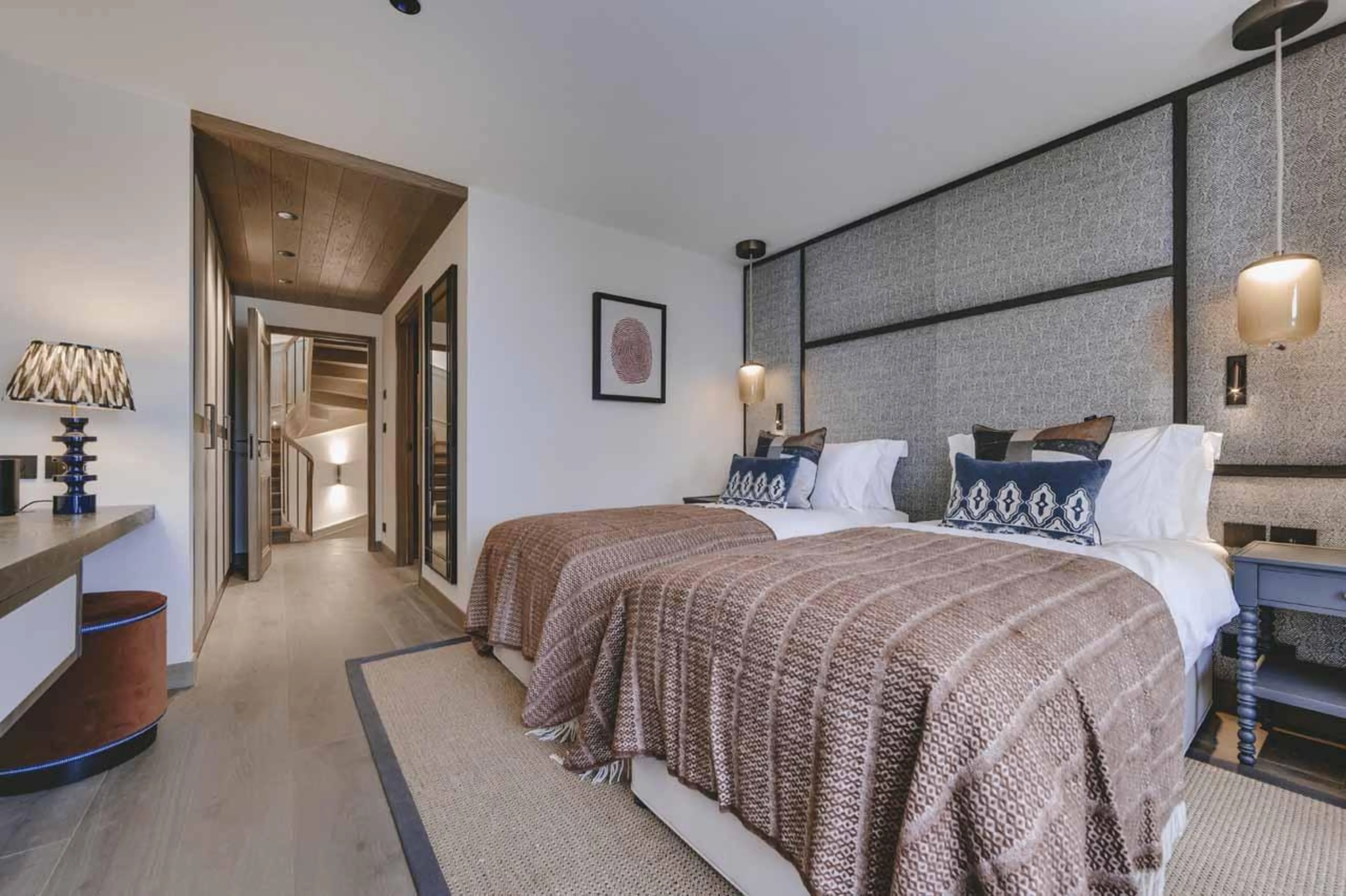 Twin bedroom with desk at Chalet La Tene, Val d'Isere