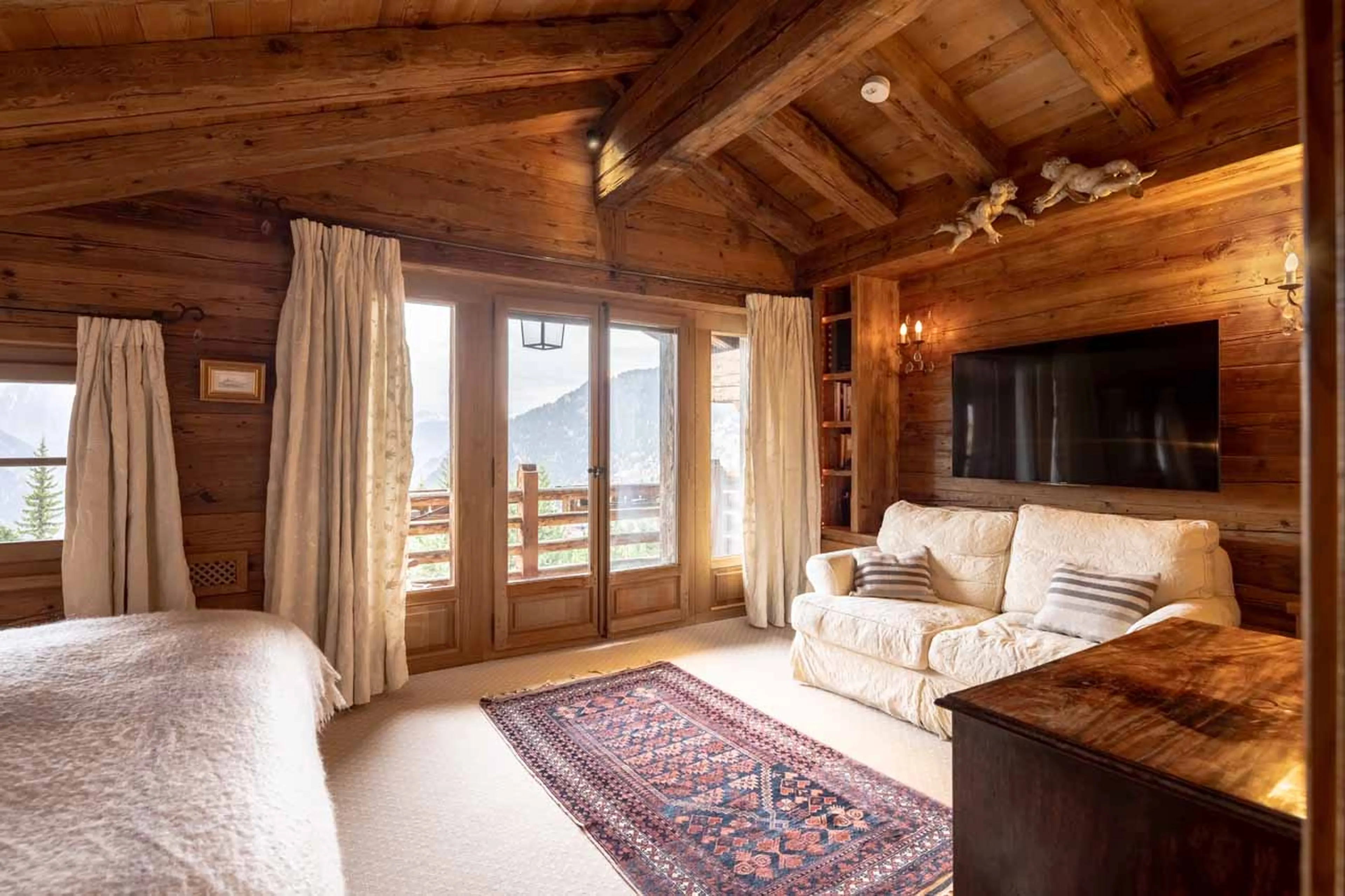 Bedroom 1 TV at Chalet Lalapanzi in Verbier