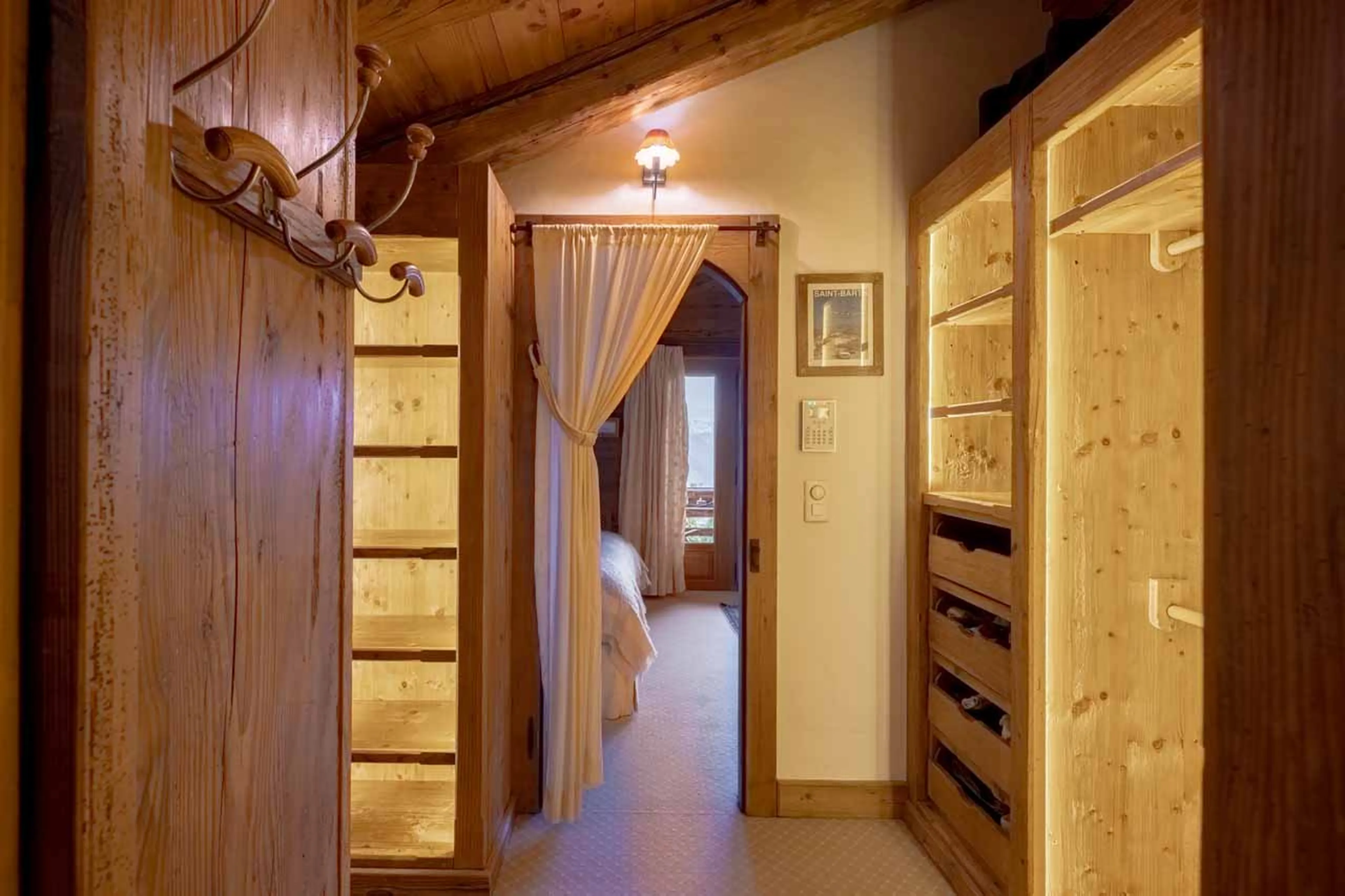 Bedrom 1 dressing area at Chalet Lalapanzi in Verbier