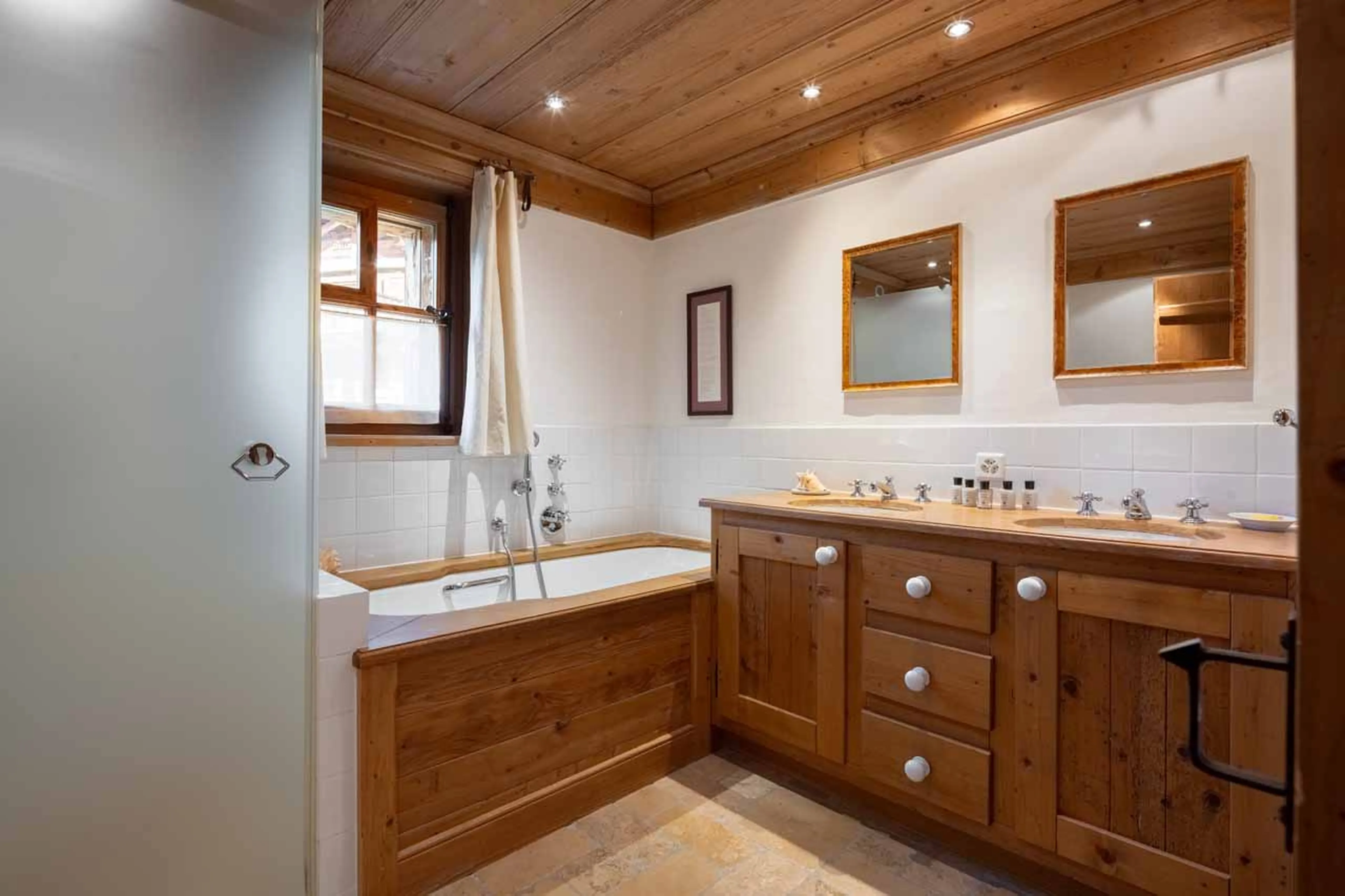 Shared bathroom at Chalet Lalapanzi in Verbier