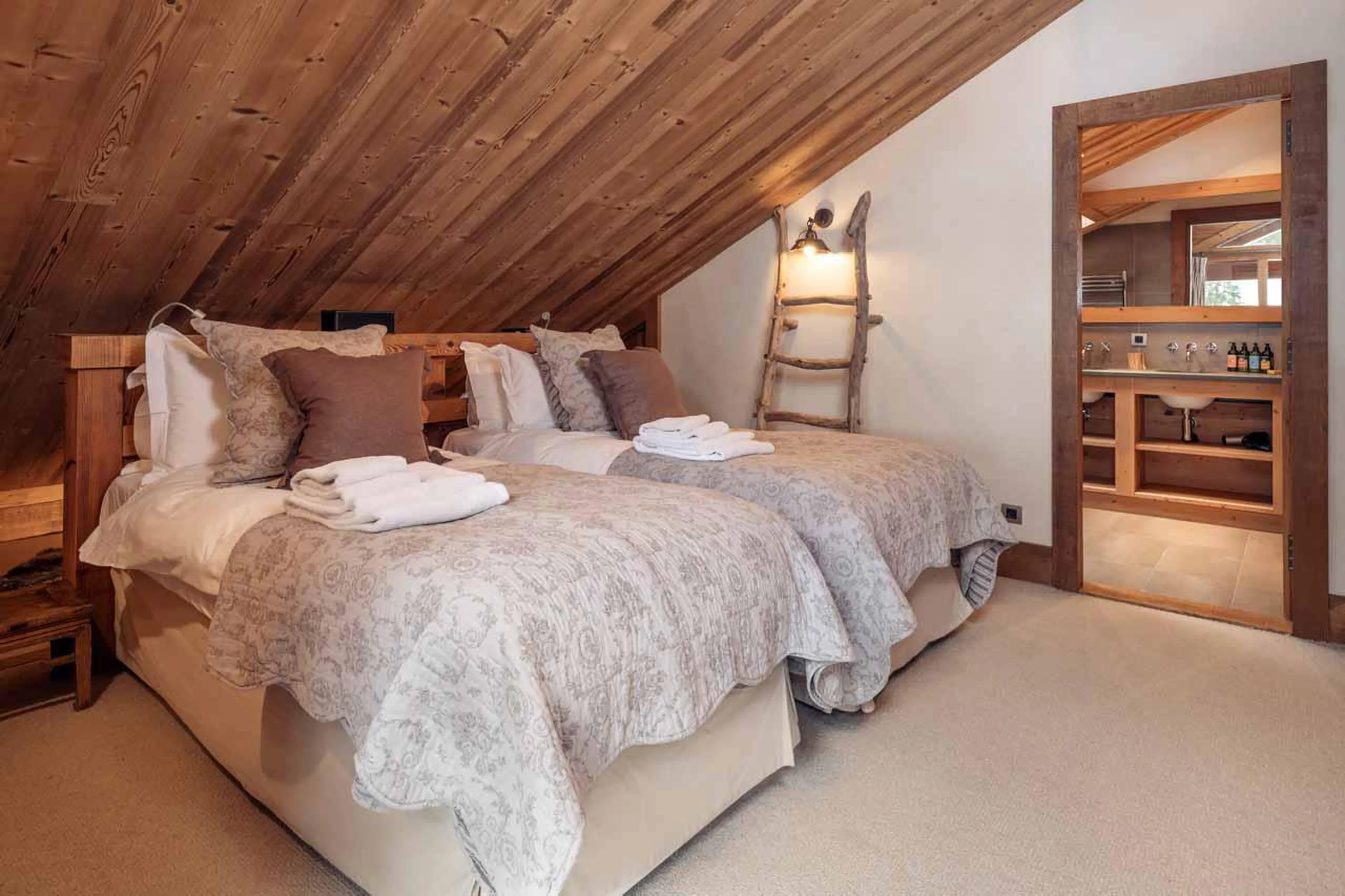 Homely twin/super-king bedroom at Chalet Lapin Blanc in Meribel