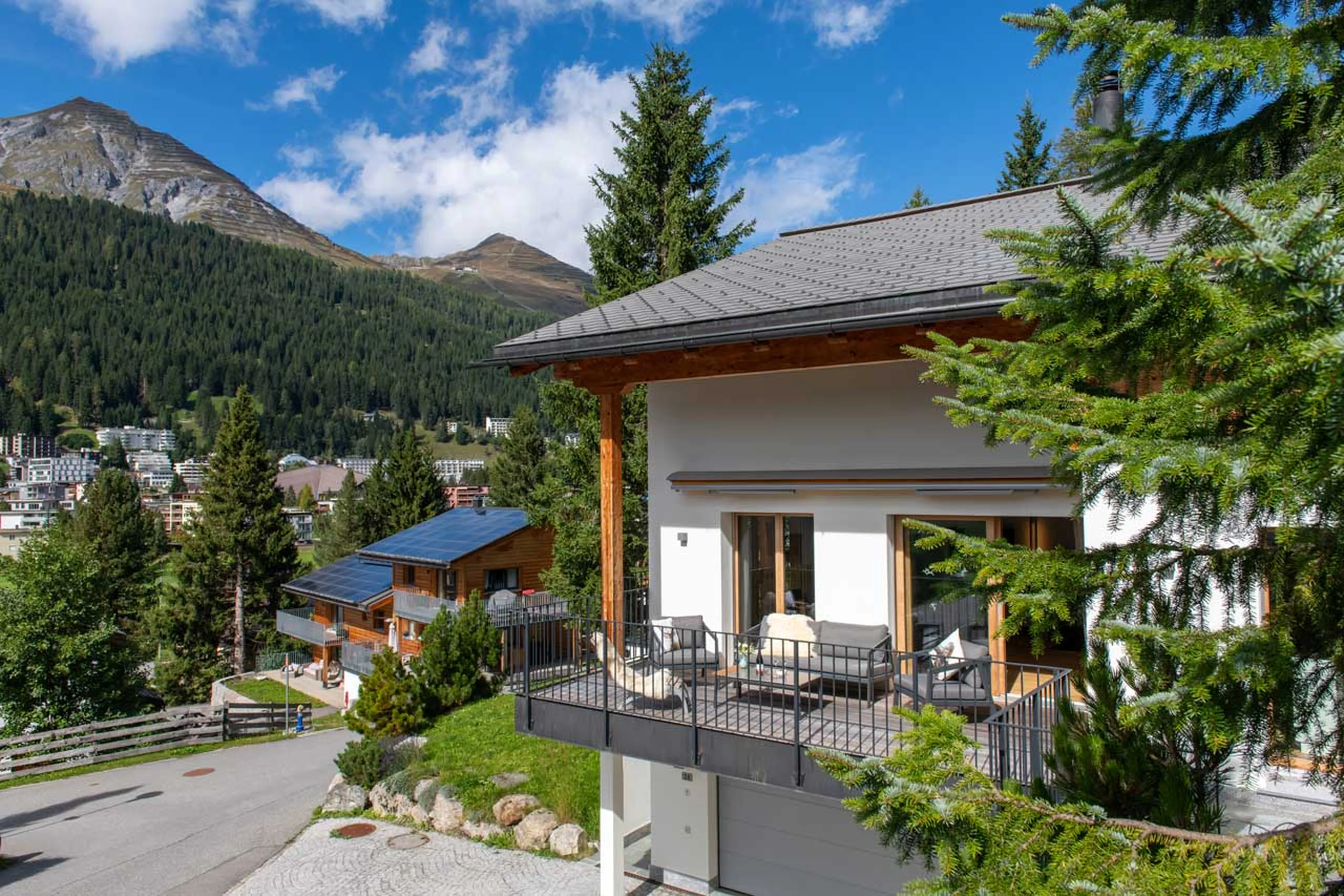 Exterior of Chalet Larch in Davos with mountain view