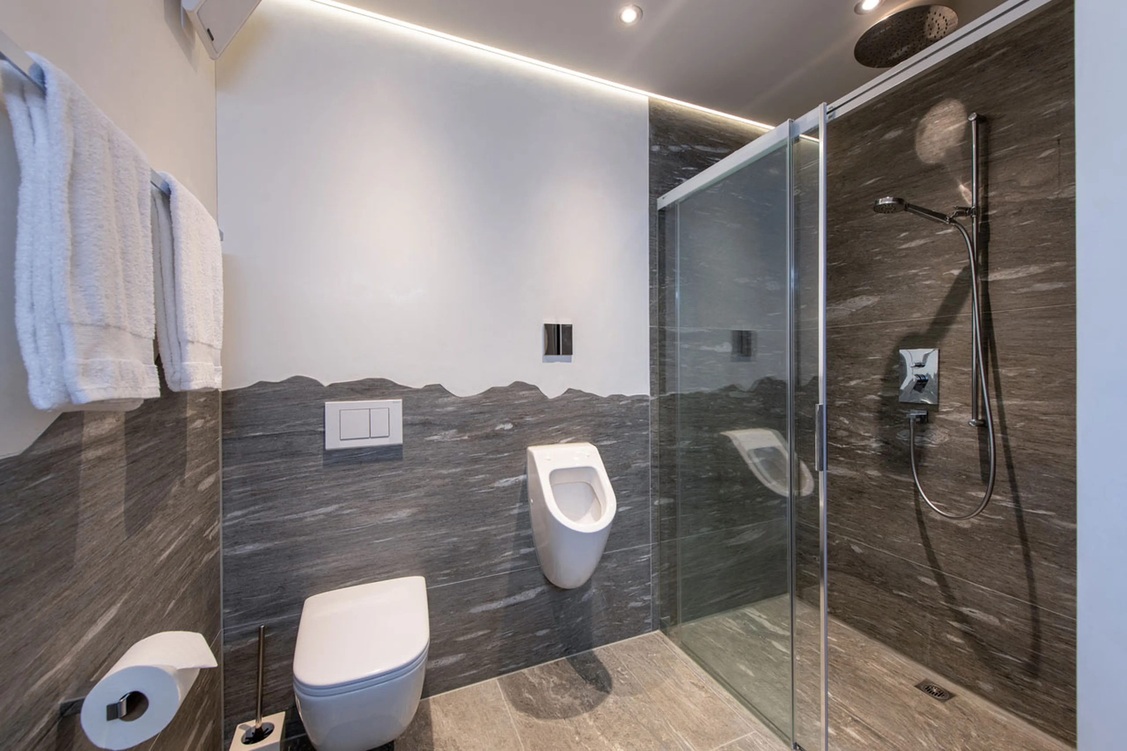 Shower room with WC at Chalet Larch in Davos