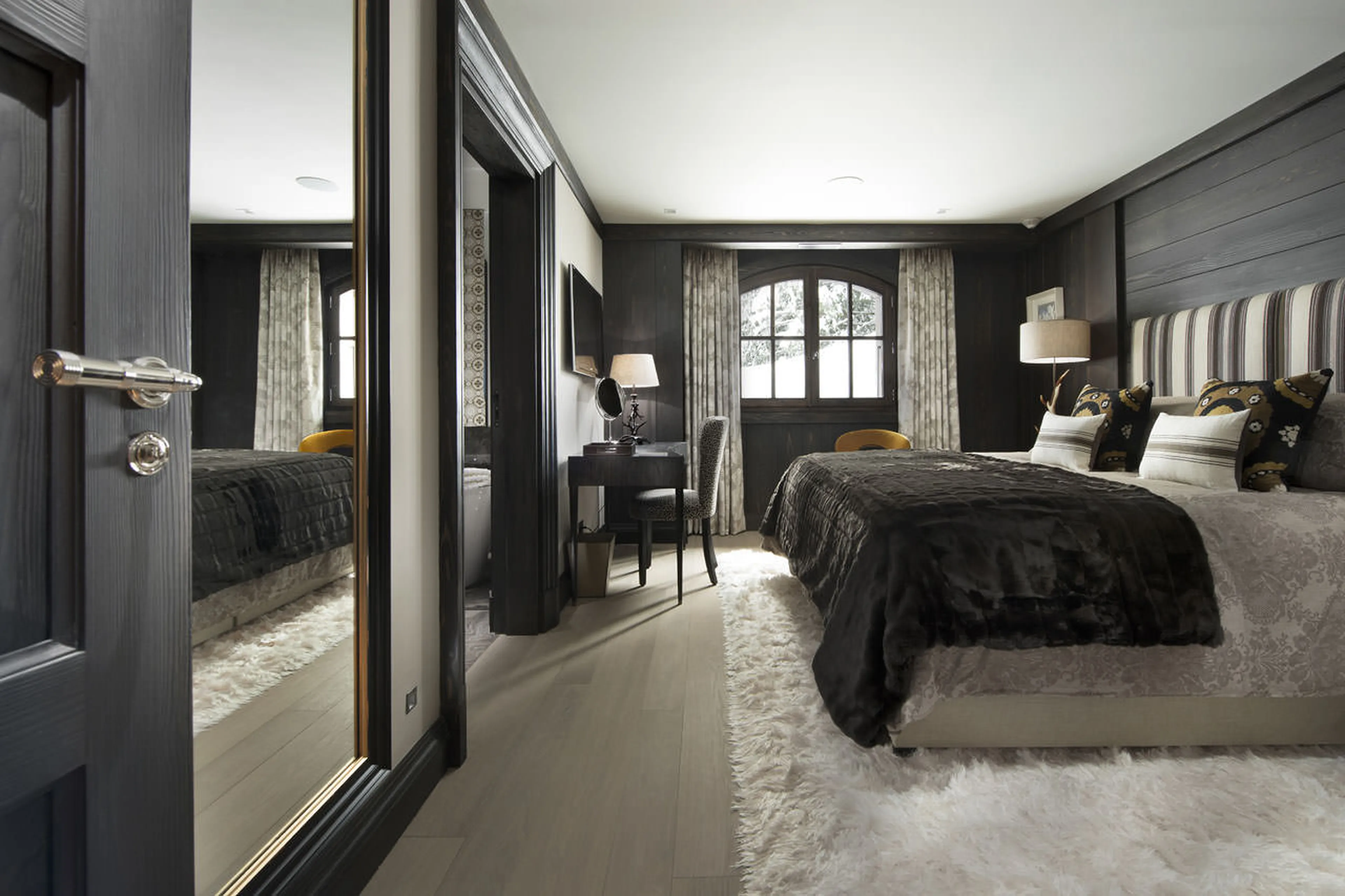 Double bedroom on lower ground floor in Chalet Le Coquelicot in Courchevel 1850