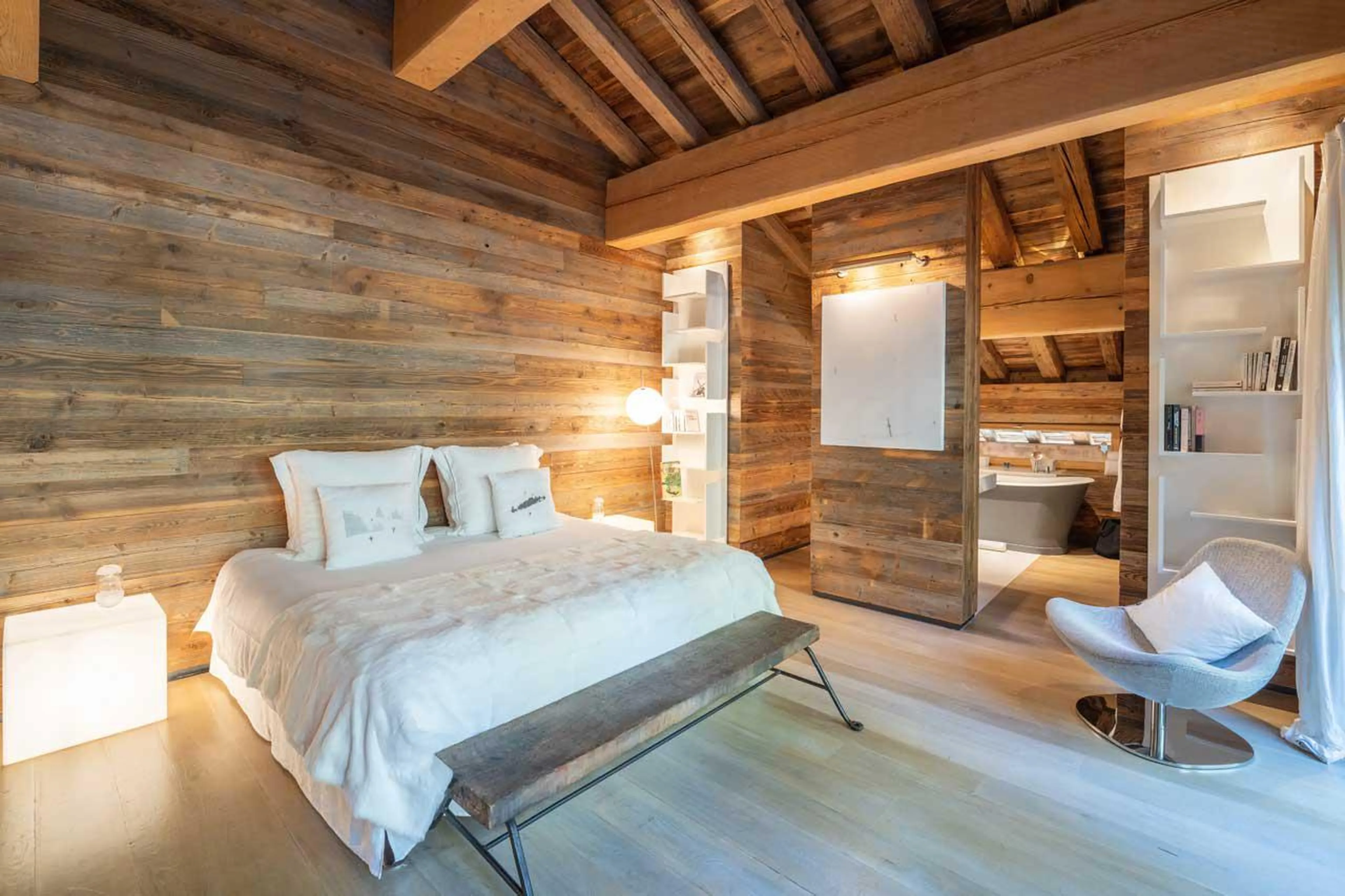 Double bedroom with en-suite facilities at Le Grand Cerf in Meribel