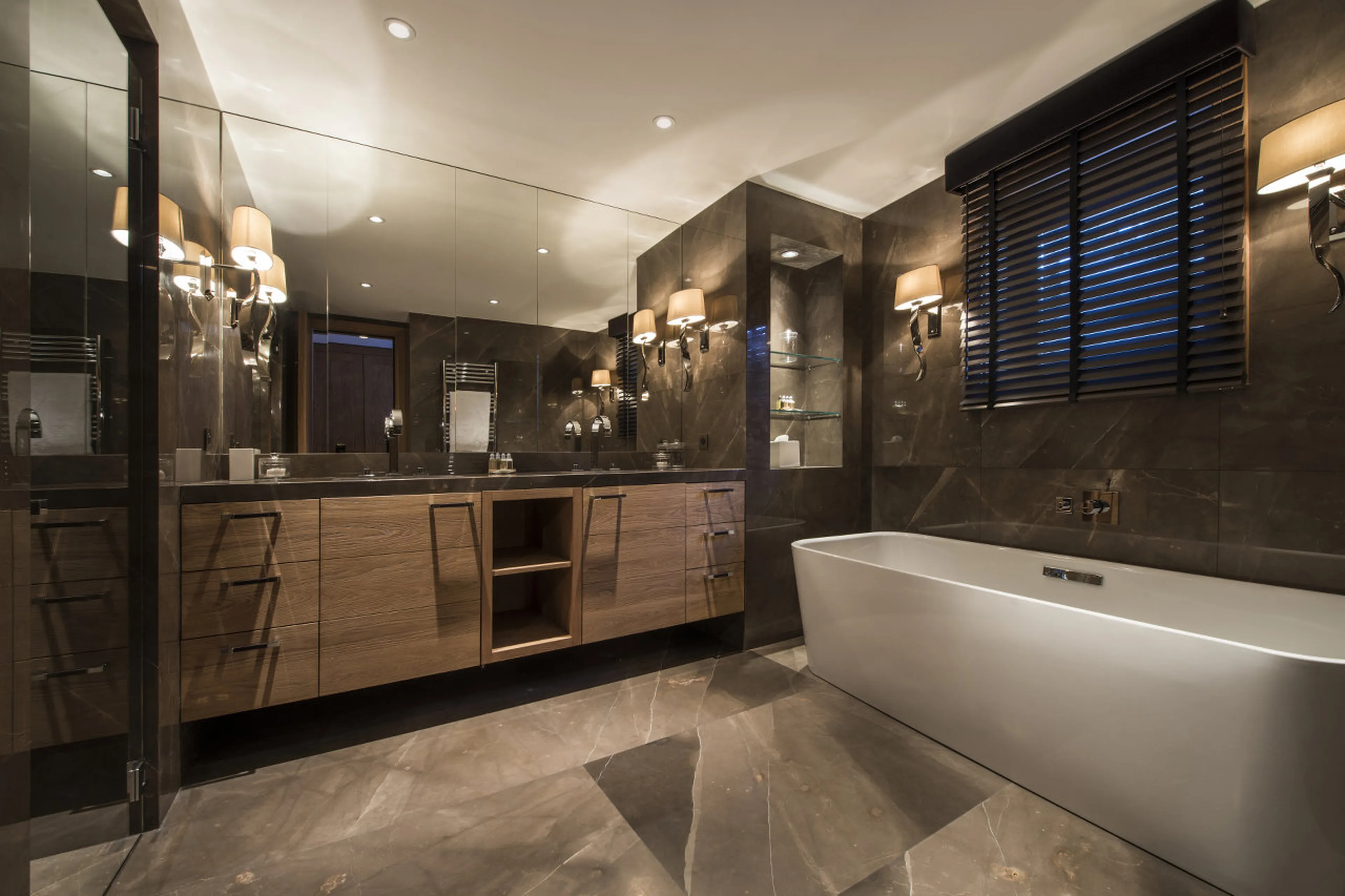 Bathroom en-suite to second master bedroom in Chalet Le Grenier in Meribel