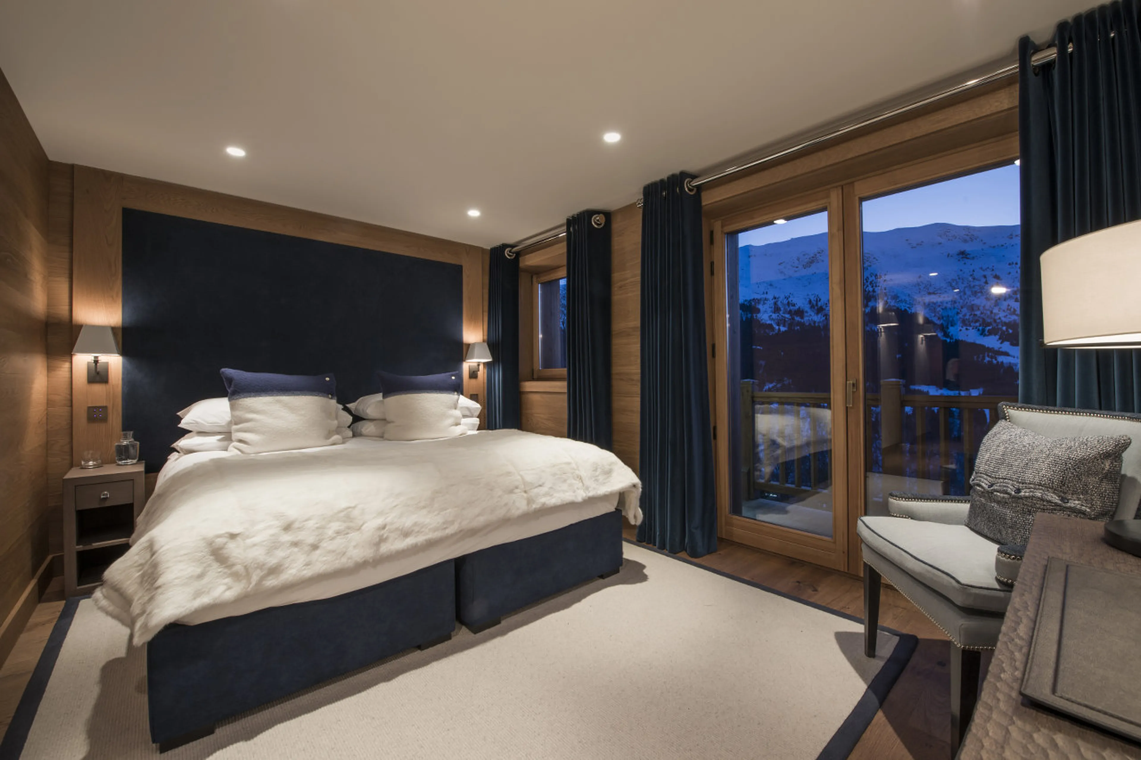 Double/twin bedroom open to balcony in Chalet Le Grenier in Meribel