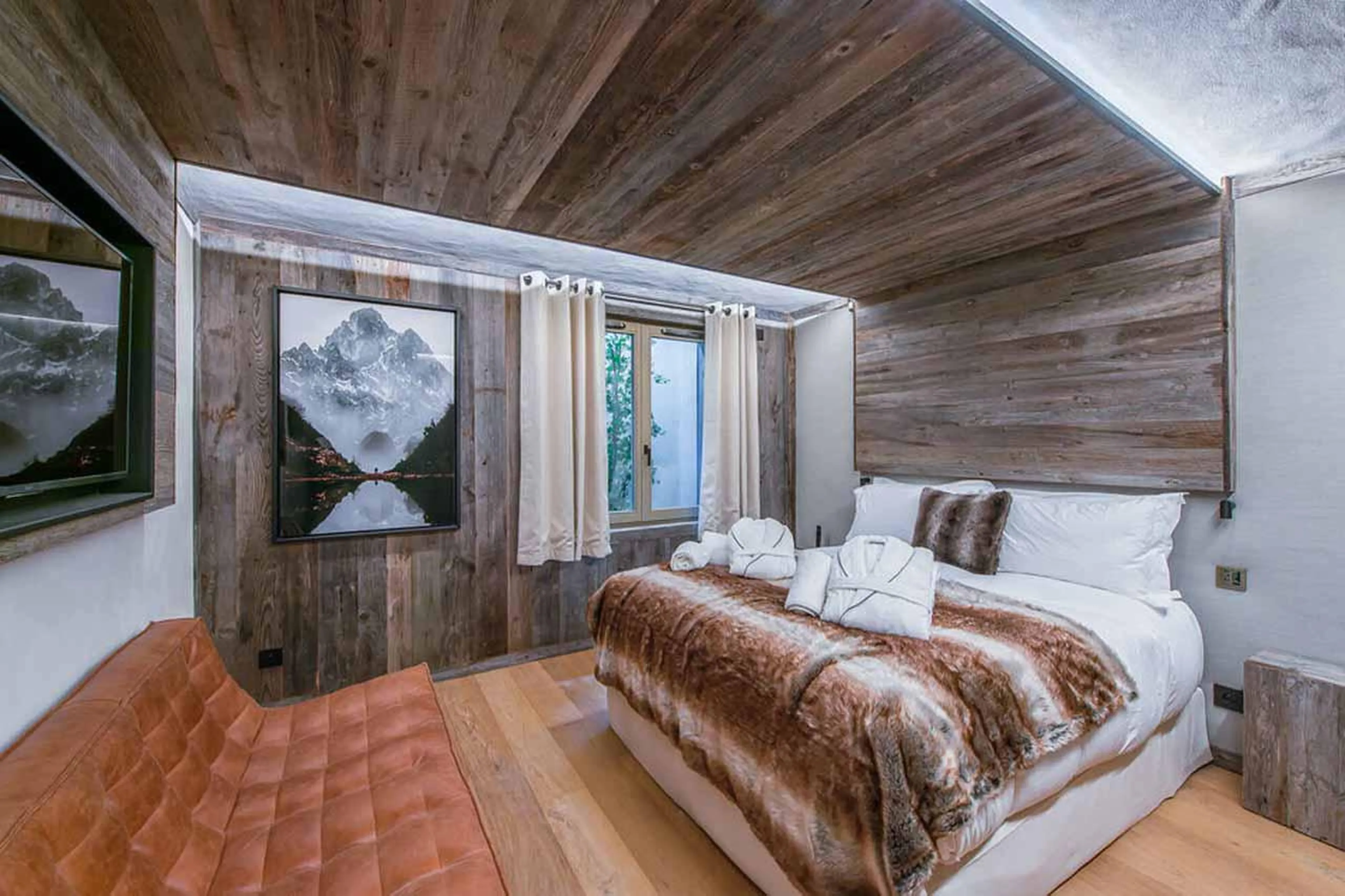 Double bedroom in Chalet Le Lodge, Megeve