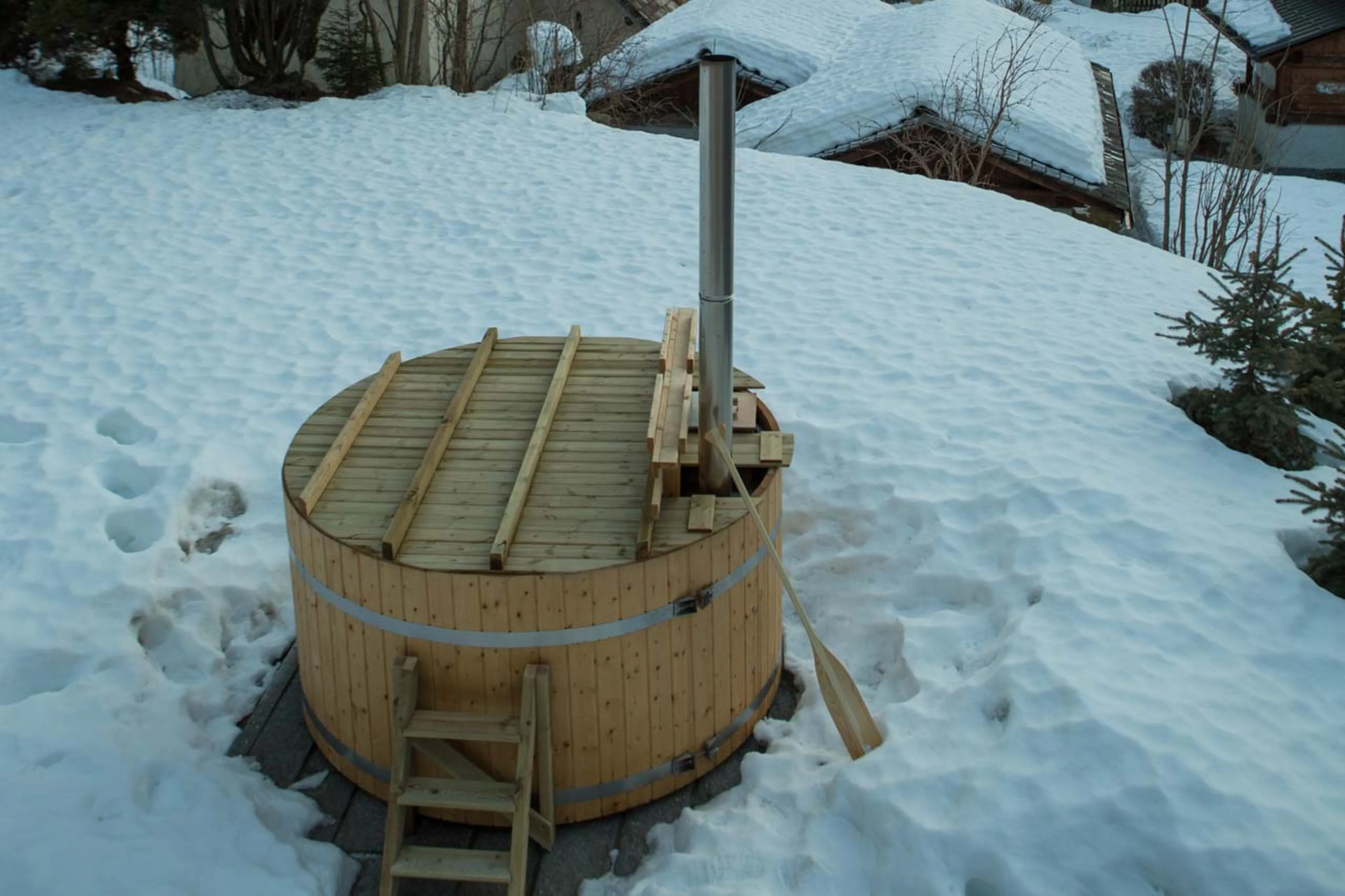 Outdoor hot tub at Chalet Le Moulin on Chamonix