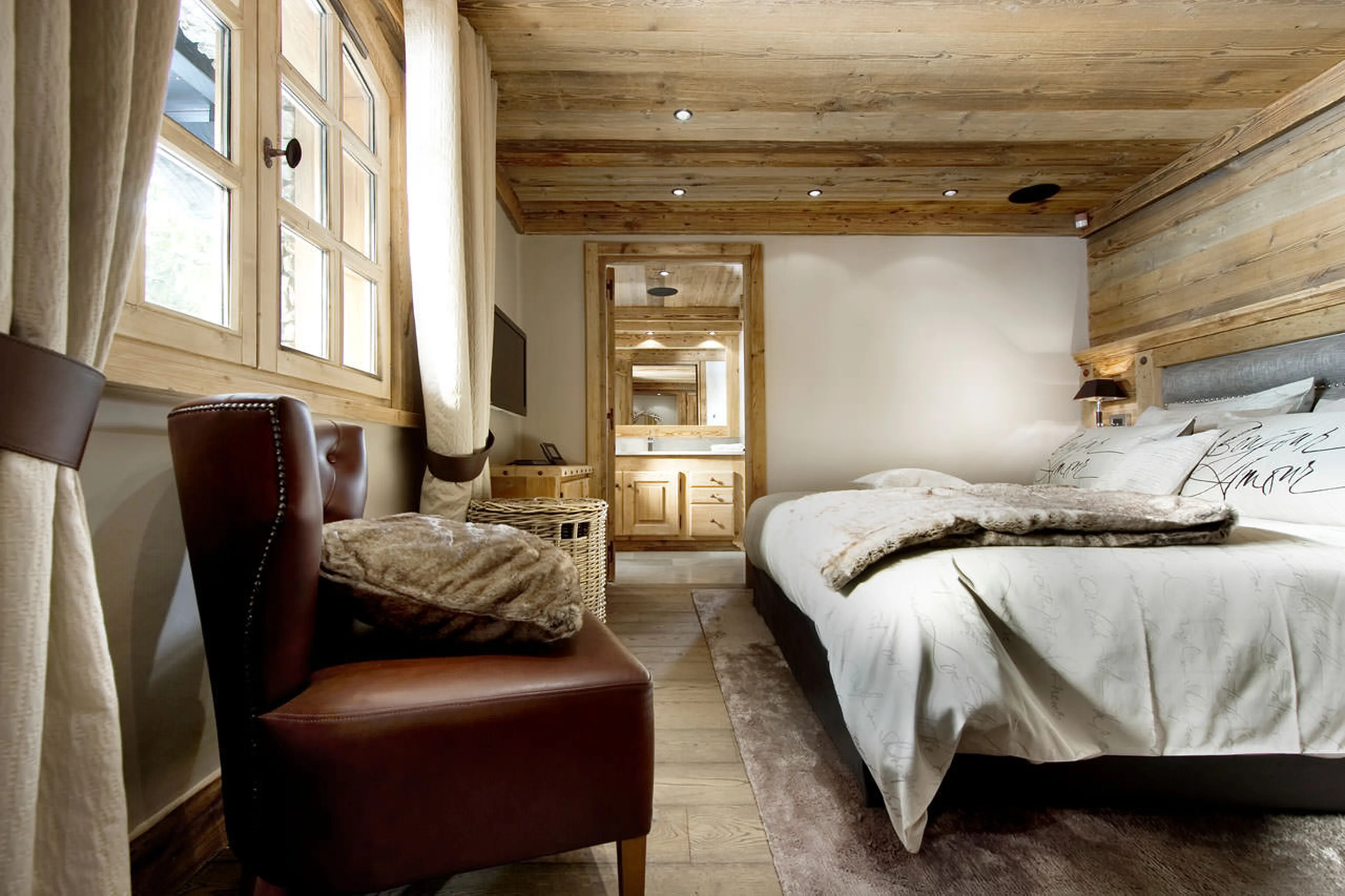 King size bedroom with en suite shower room in Chalet Le Petit Chateau in Courchevel 1850