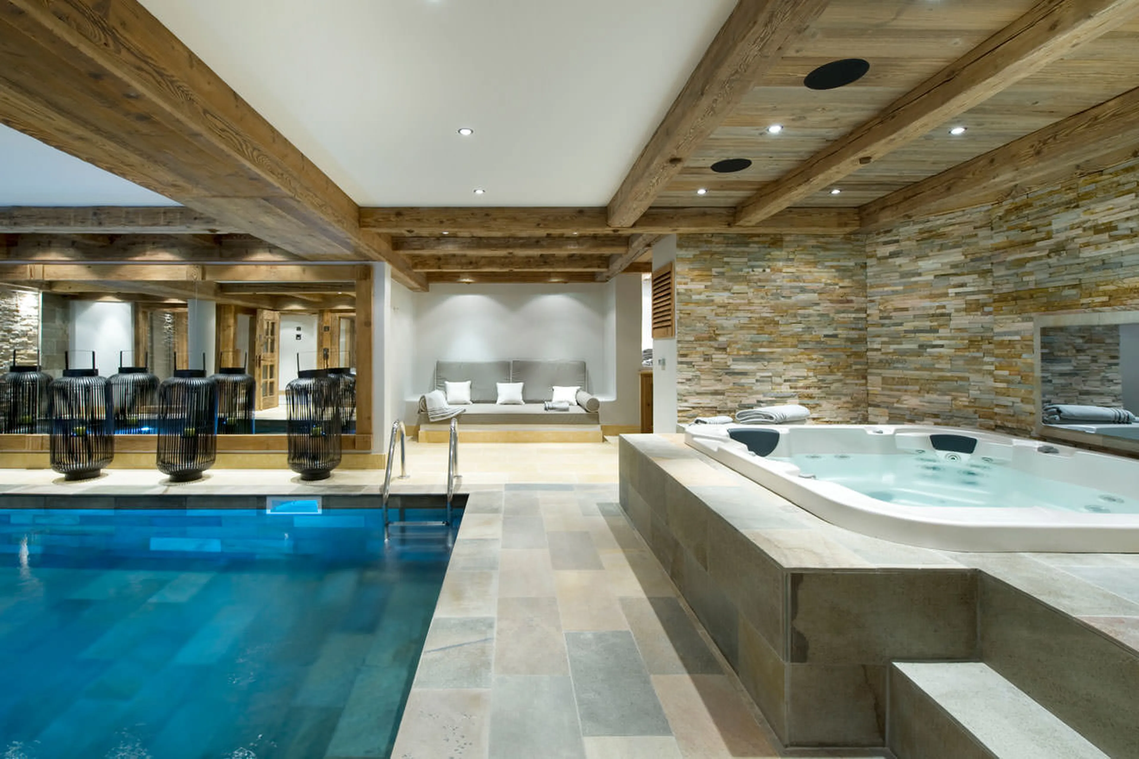 Jacuzzi next to the pool of Chalet Le Petit Chateau in Courchevel 1850