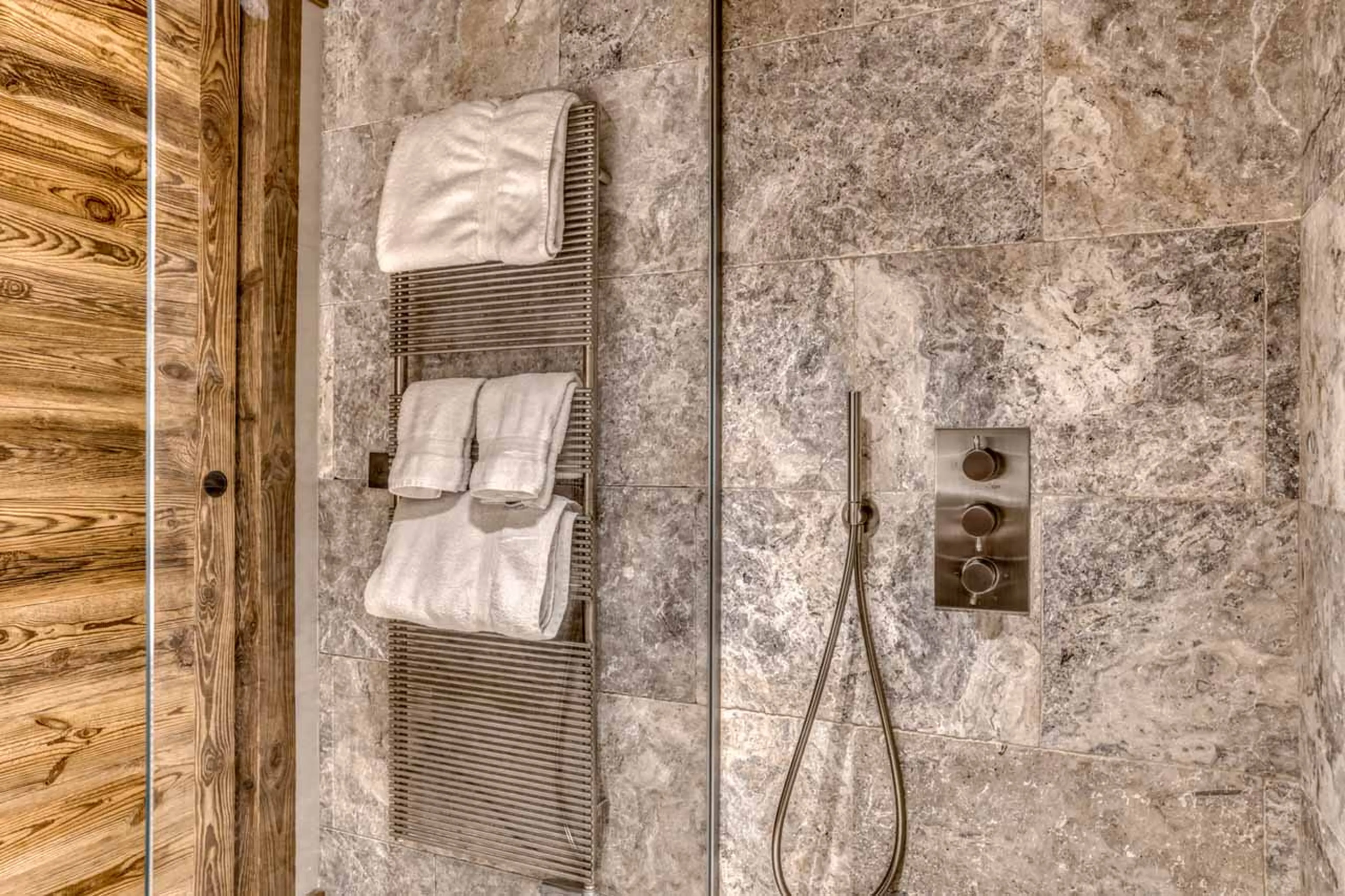 Bedroom 2 en-suite at Chalet l'Echappee d'Arbois in Megeve
