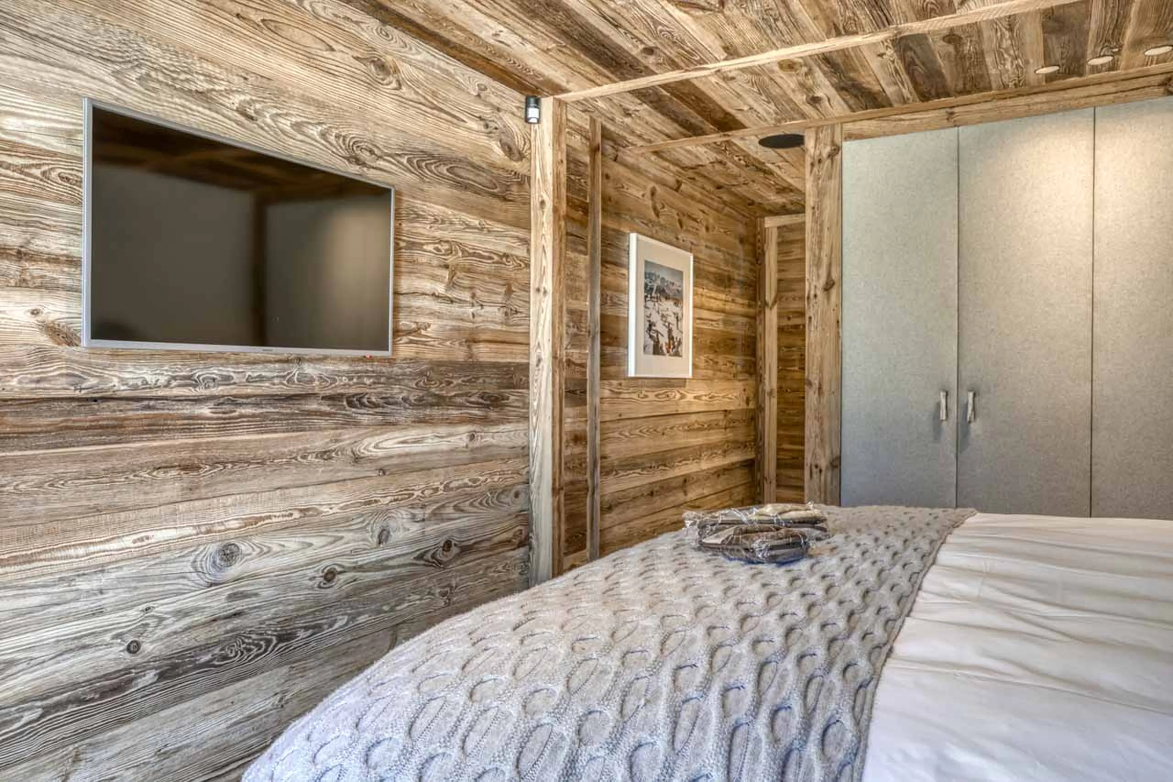 Bedroom 3 TV at Chalet l'Echappee d'Arbois in Megeve