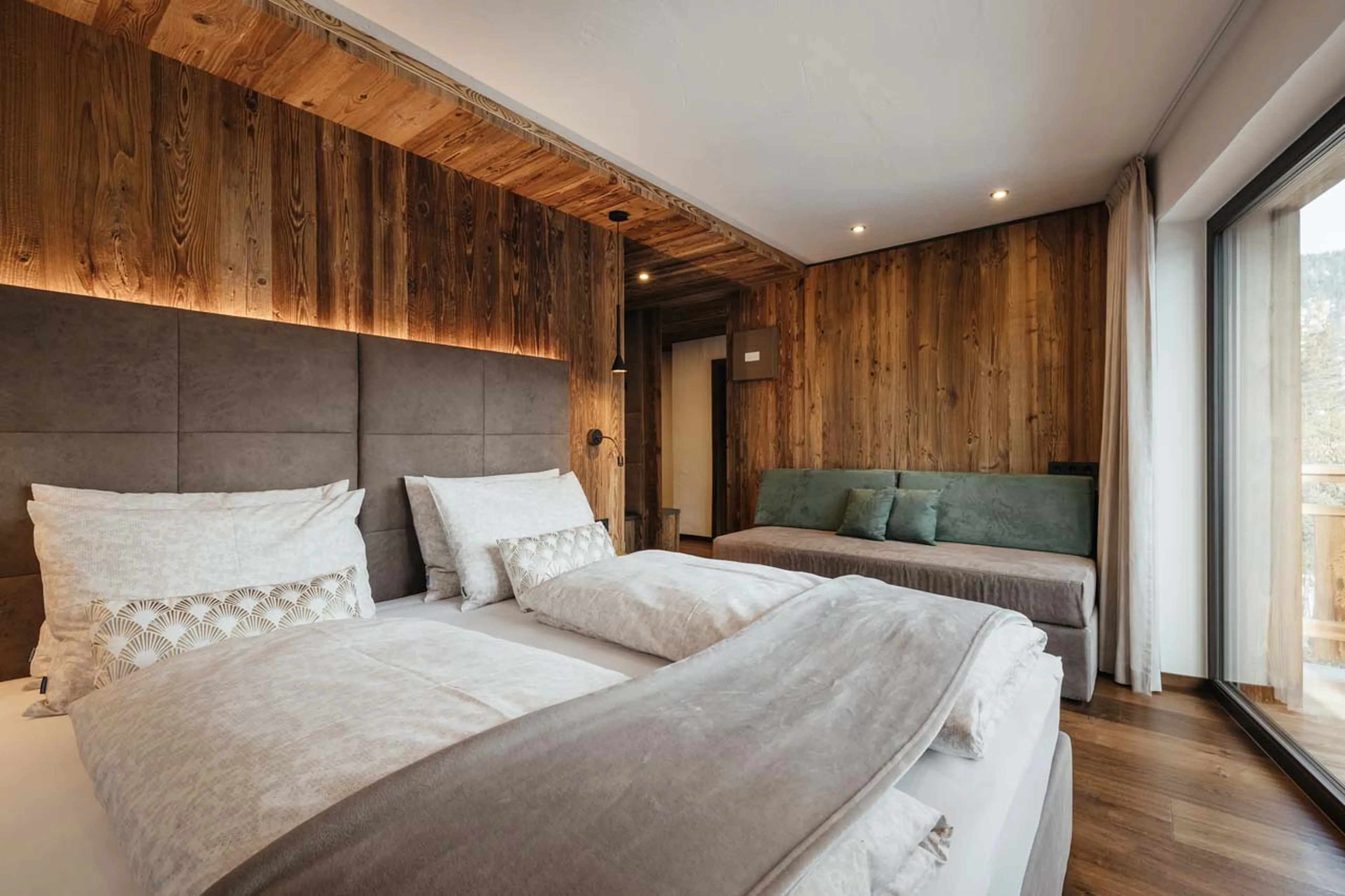 Double bedroom with sofa in Chalet Lefiro, Val Gardena