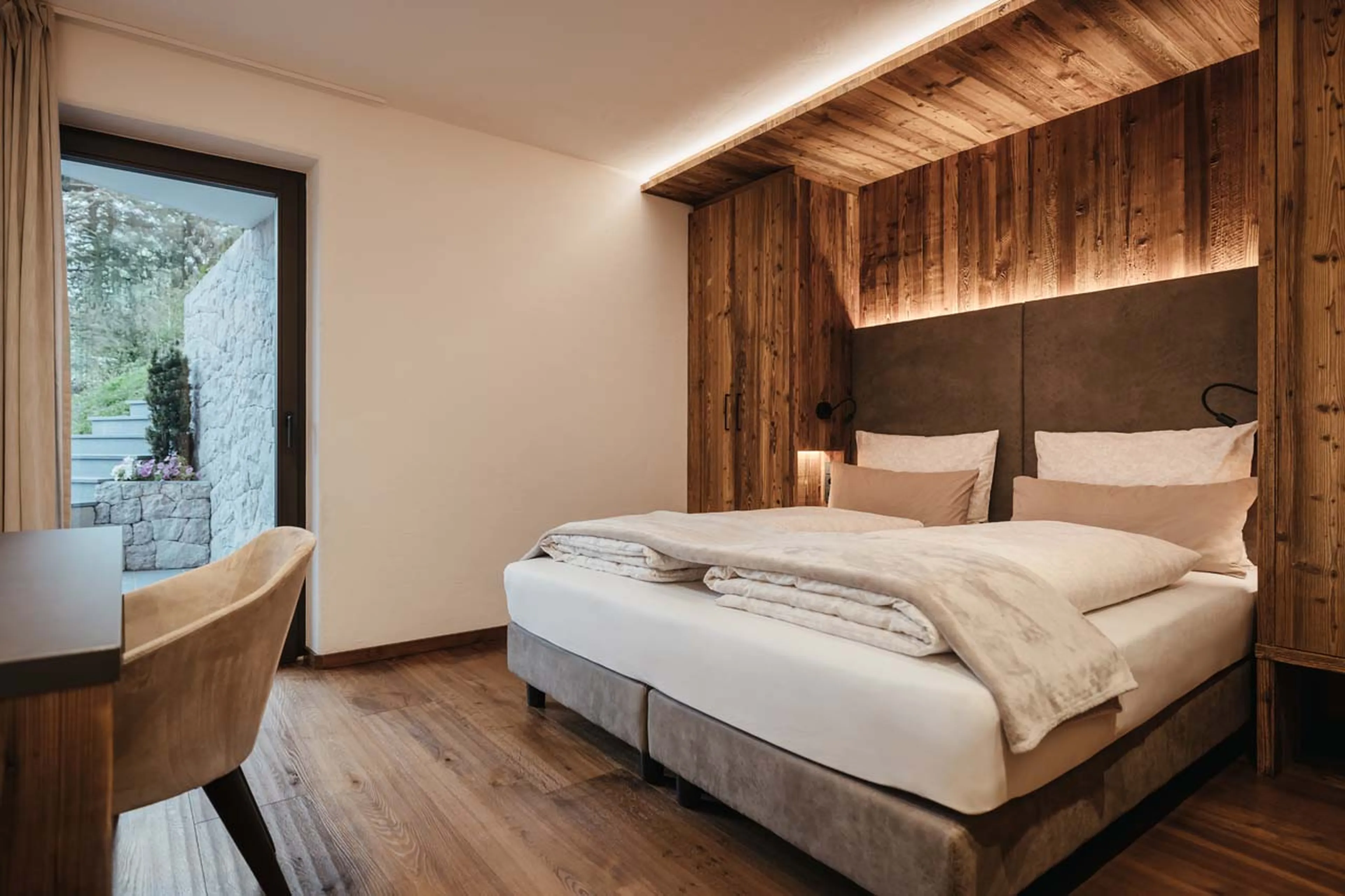 Double bedroom with desk in Chalet Lefiro, Val Gardena