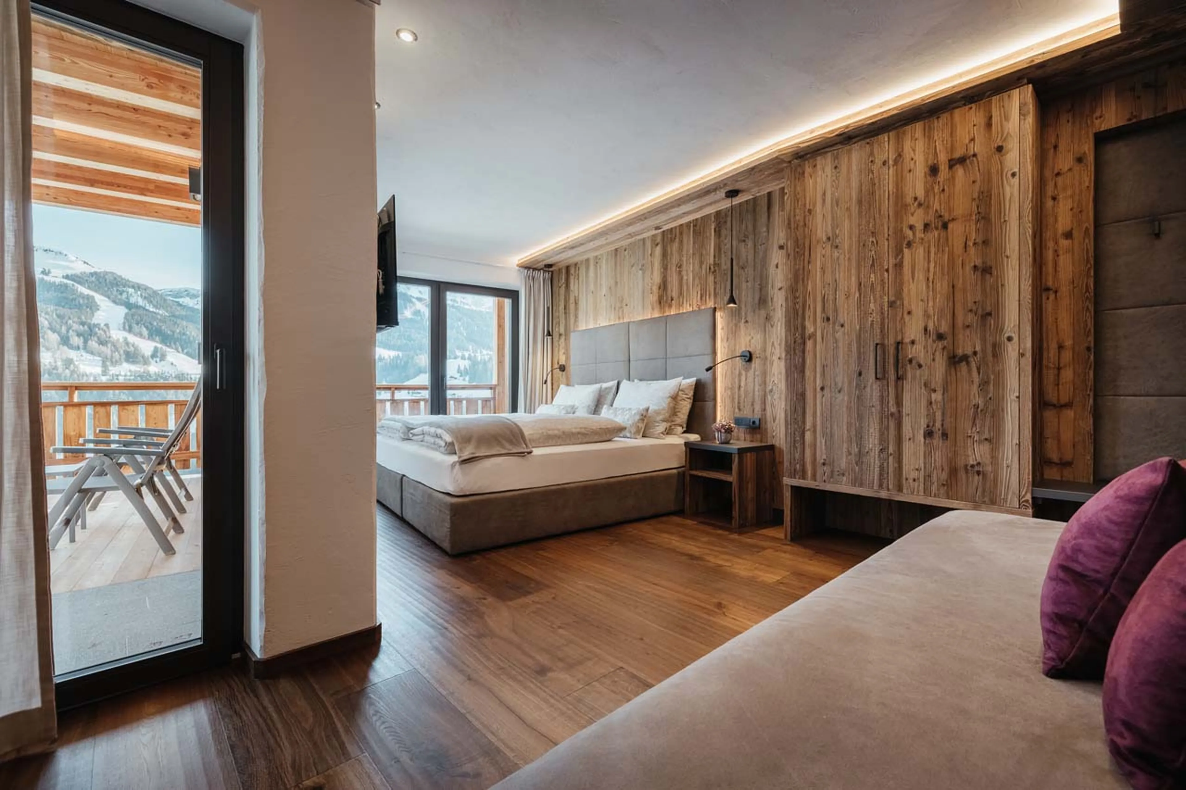 Double bedroom with sofa in Chalet Lefiro, Val Gardena