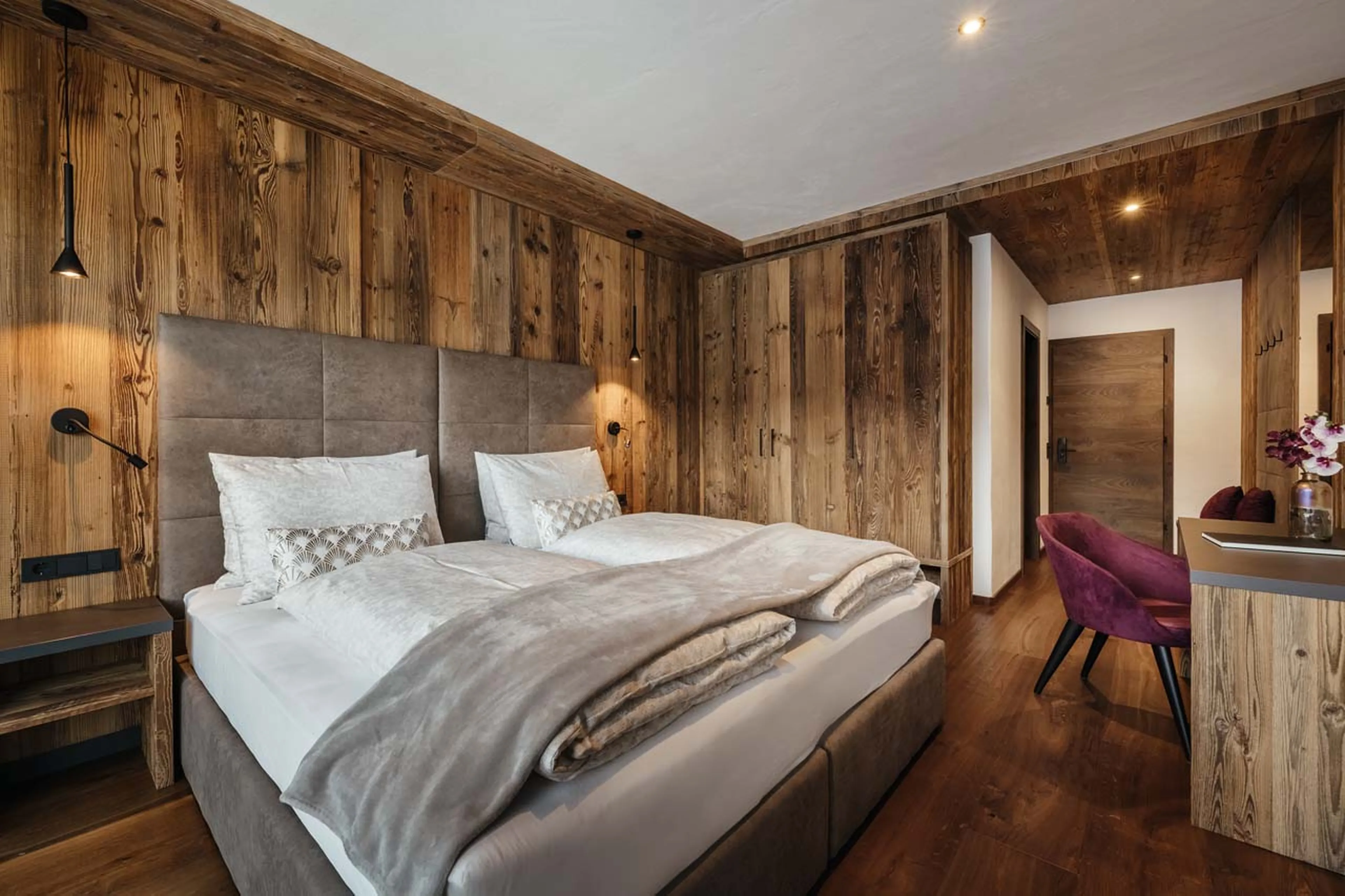 Double bedroom with desk in Chalet Lefiro, Val Gardena