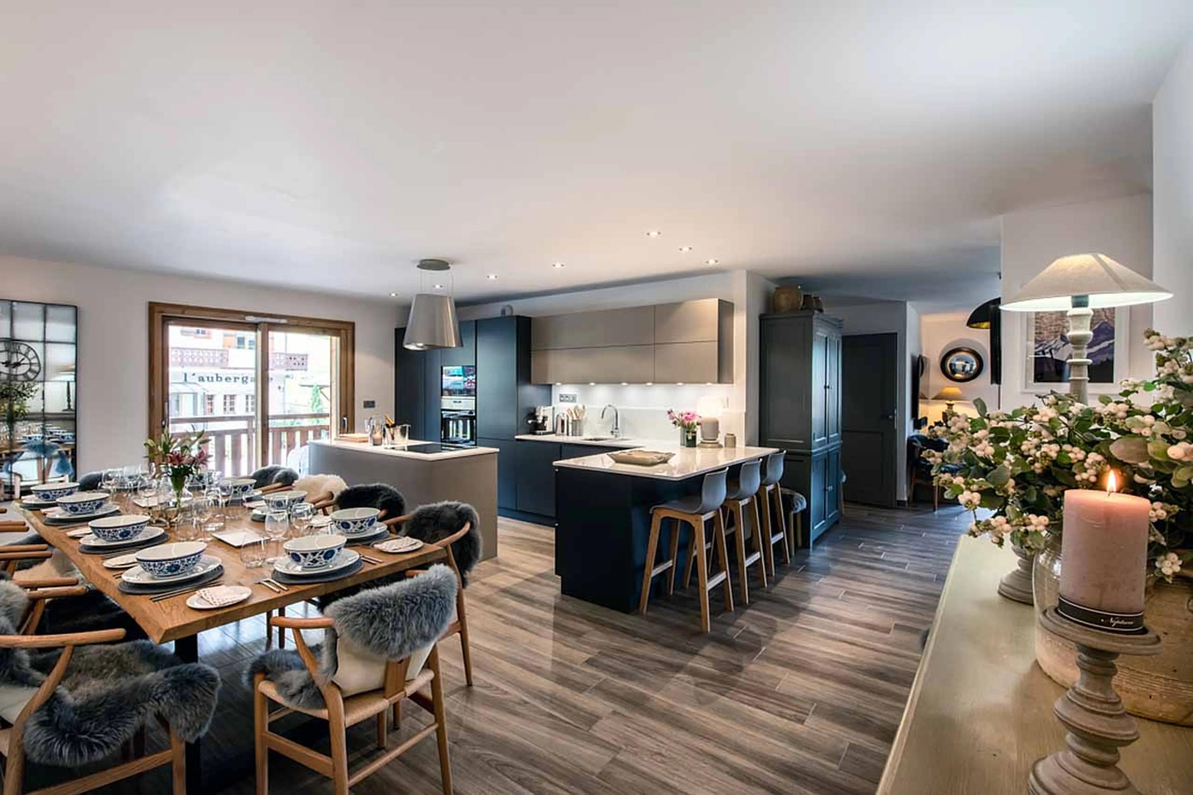 Dining area and kitchen at Apartment Les Abeilles in Morzine