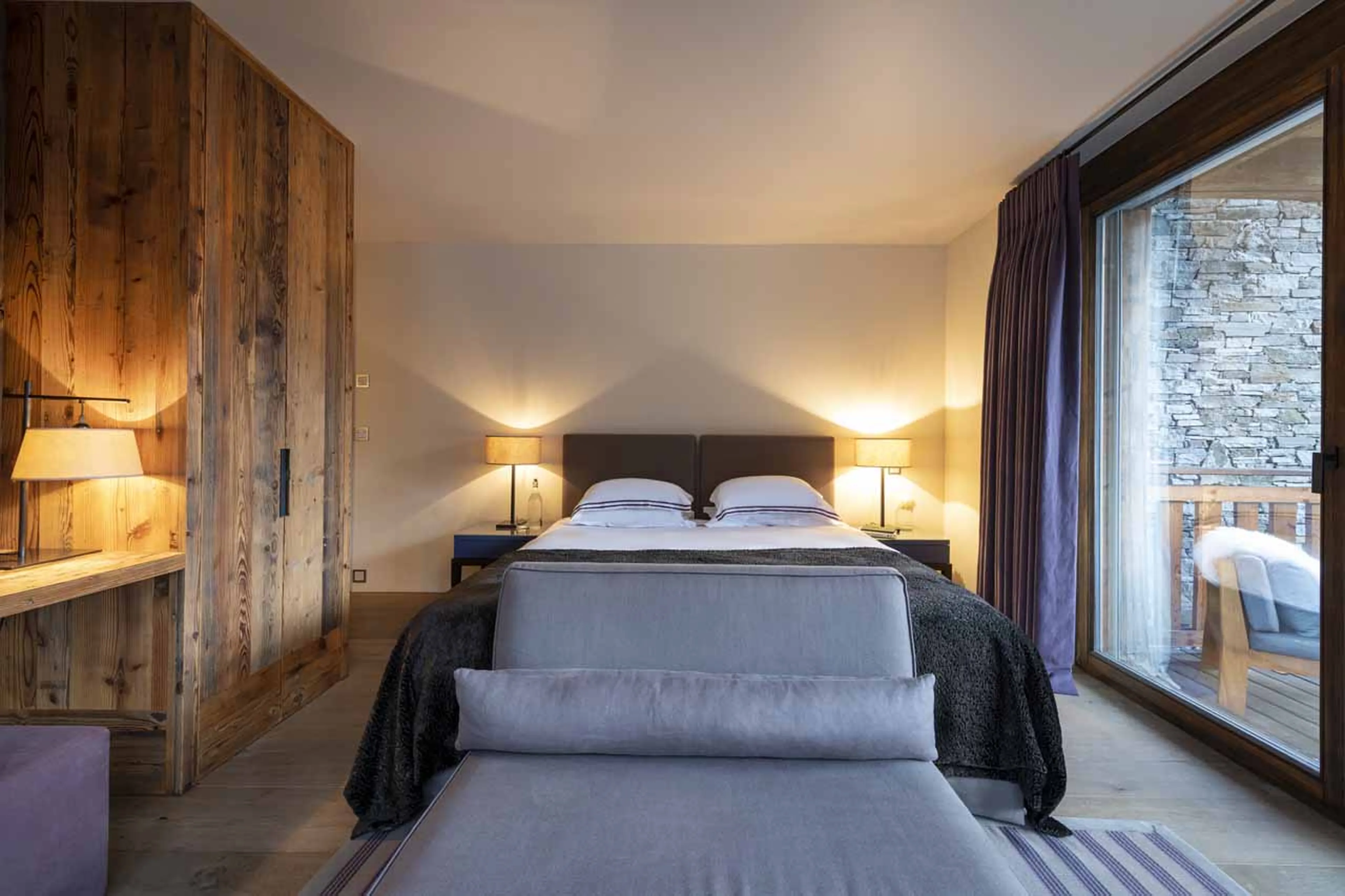 Chaise longue in bedroom three at Chalet Les Anges in Zermatt