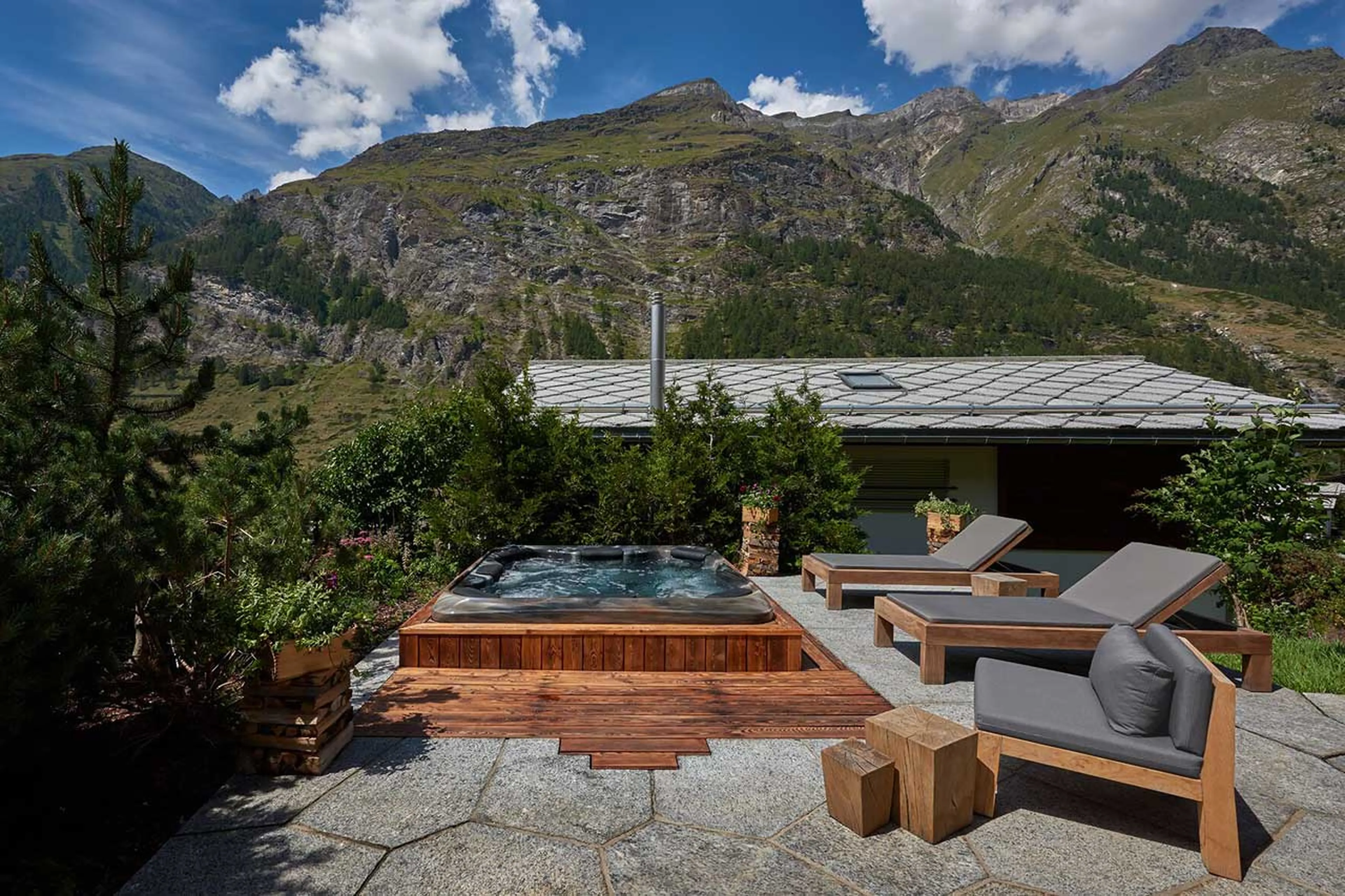 Outdoor hot tub at Chalet Les Anges in Zermatt