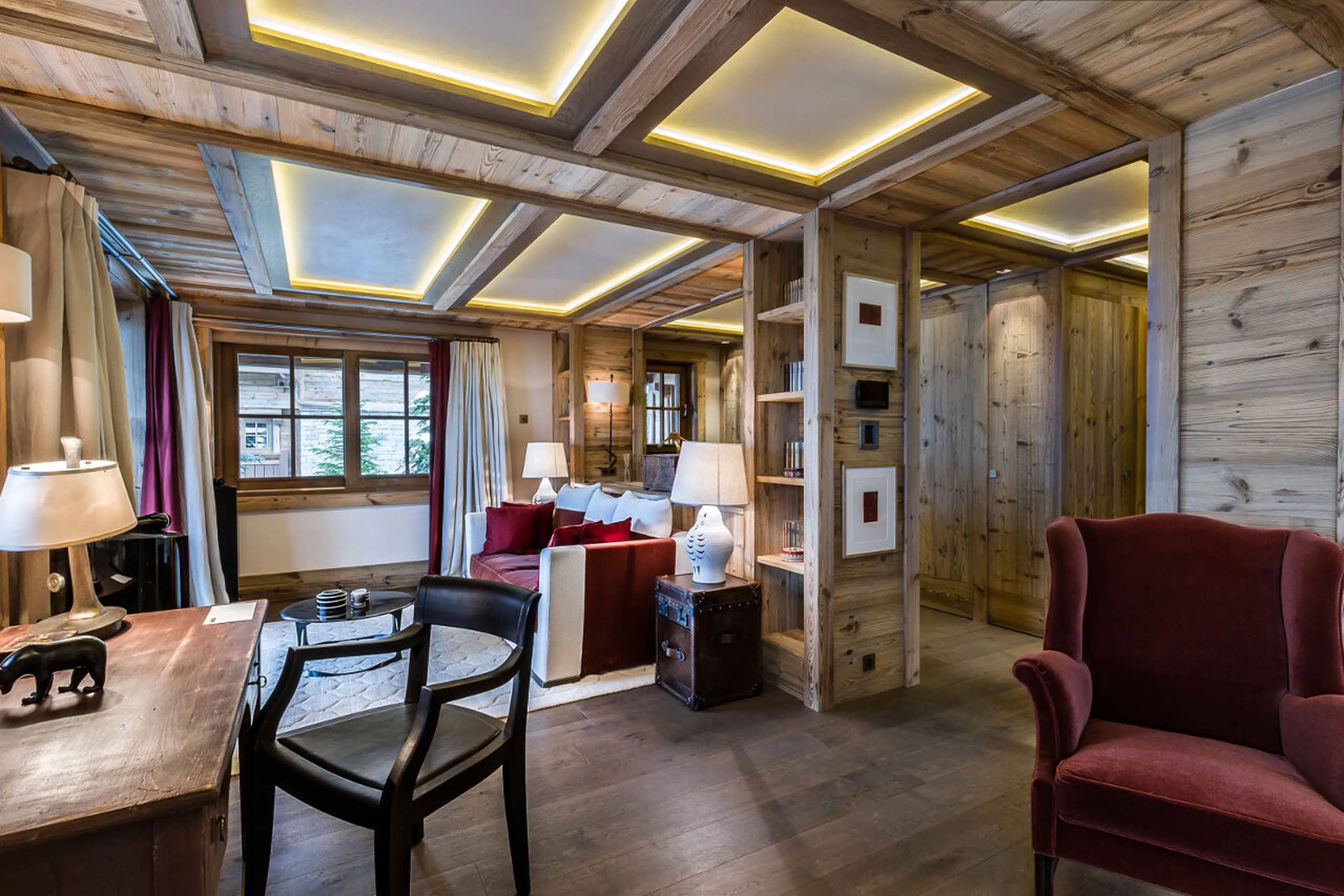 Bureau in the lounge area of the master bedroom in Chalet Les Bastidons  in Courchevel 1850
