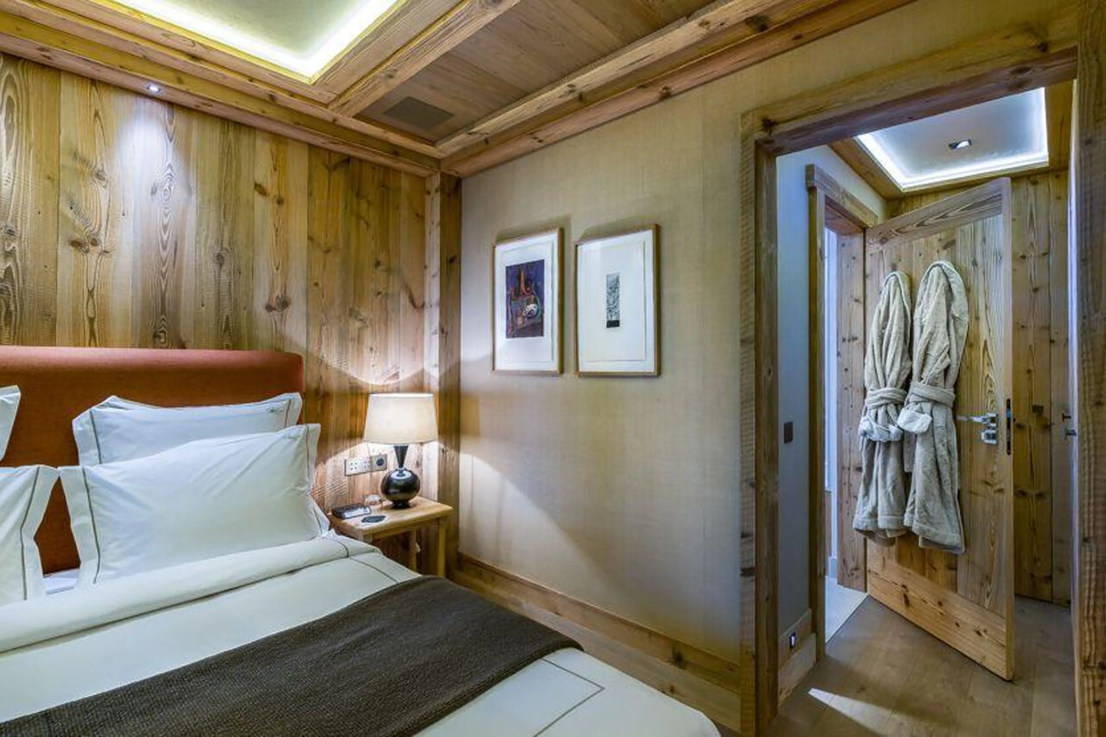 Double bedroom with en suite bathroom in Chalet Les Bastidons  in Courchevel 1850