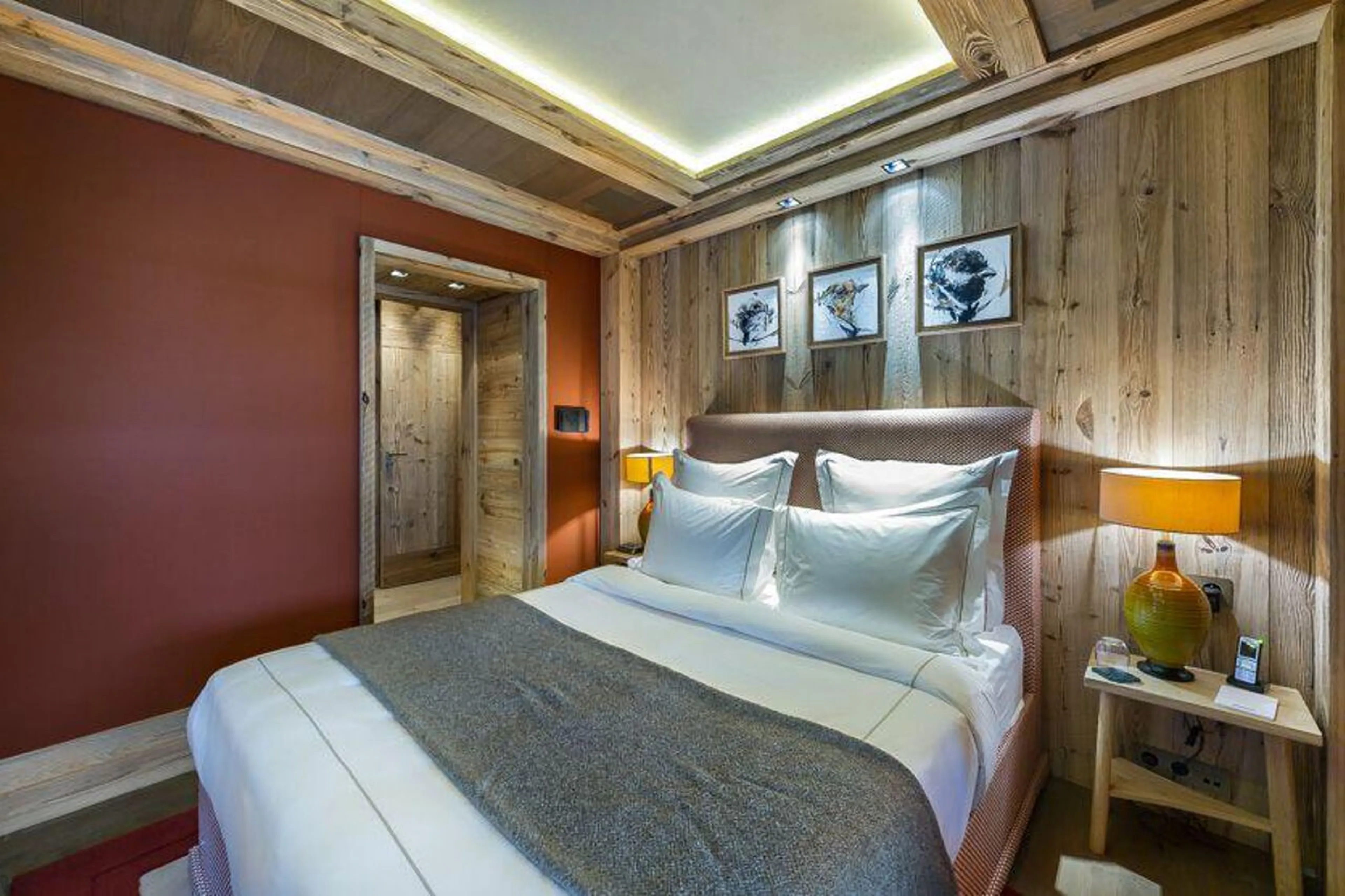 Bedroom with double bed and en suite bathroom in Chalet Les Bastidons  in Courchevel 1850