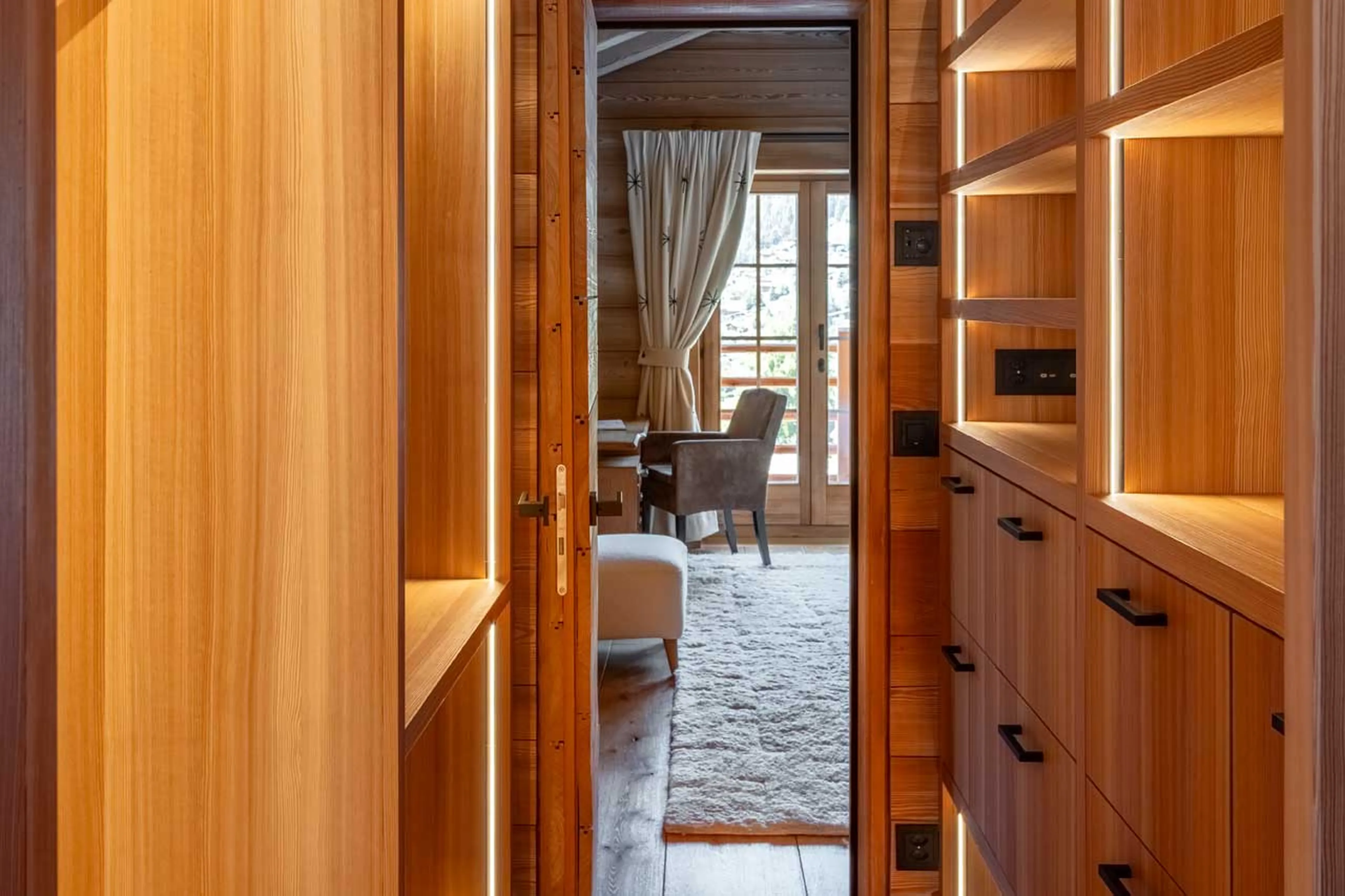 Bedroom 1 dressing room at Chalet Les Etoiles d'Amon in Verbier