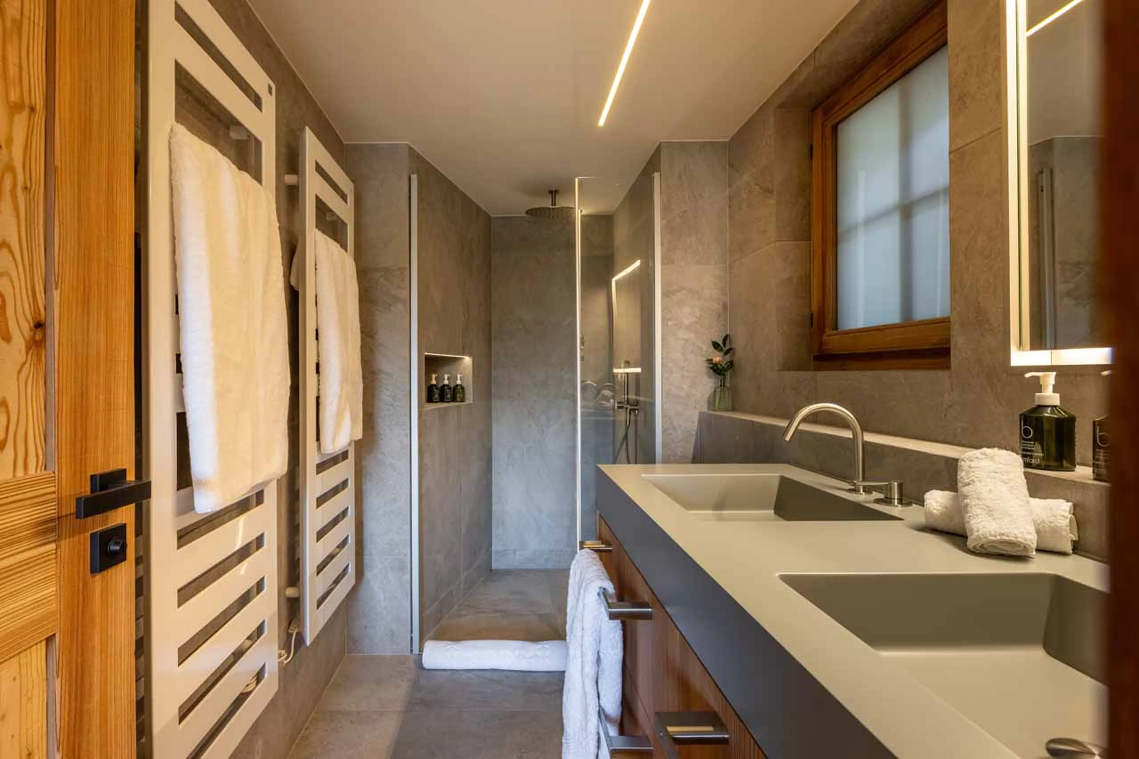 Bedroom 2 en-suite at Chalet Les Etoiles d'Amon in Verbier