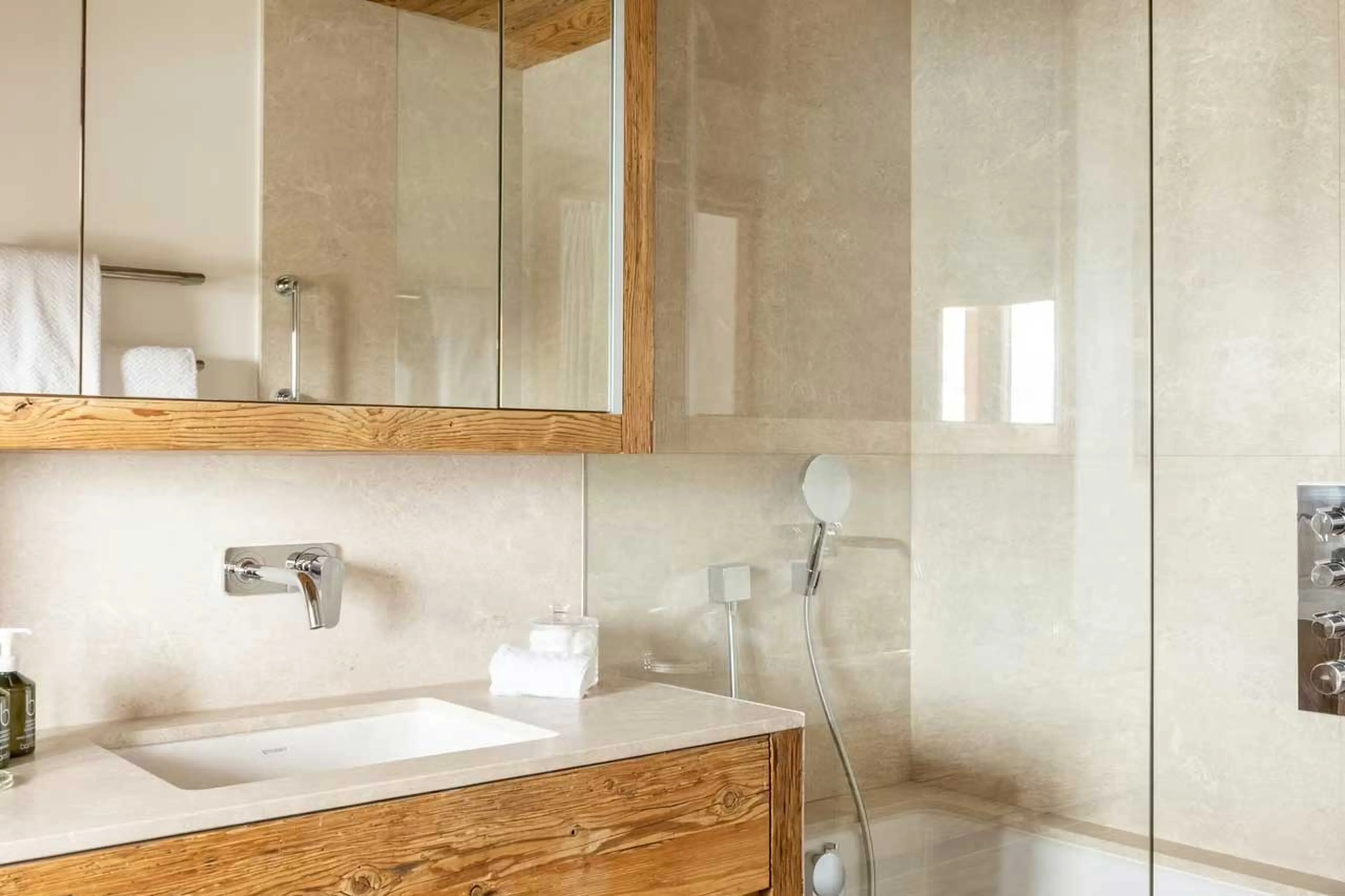 En-suite bathroom three in Chalet Les Etrennes in Verbier